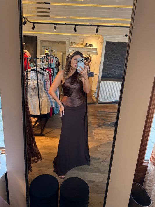 Rochie Clorie lunga maro cu peplum in talie si voal pe umar