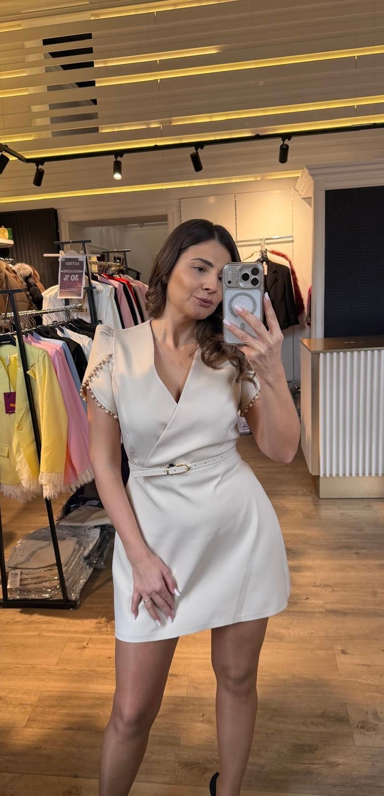 Rochie Rita scurtă cu aplicații perle la mânecă