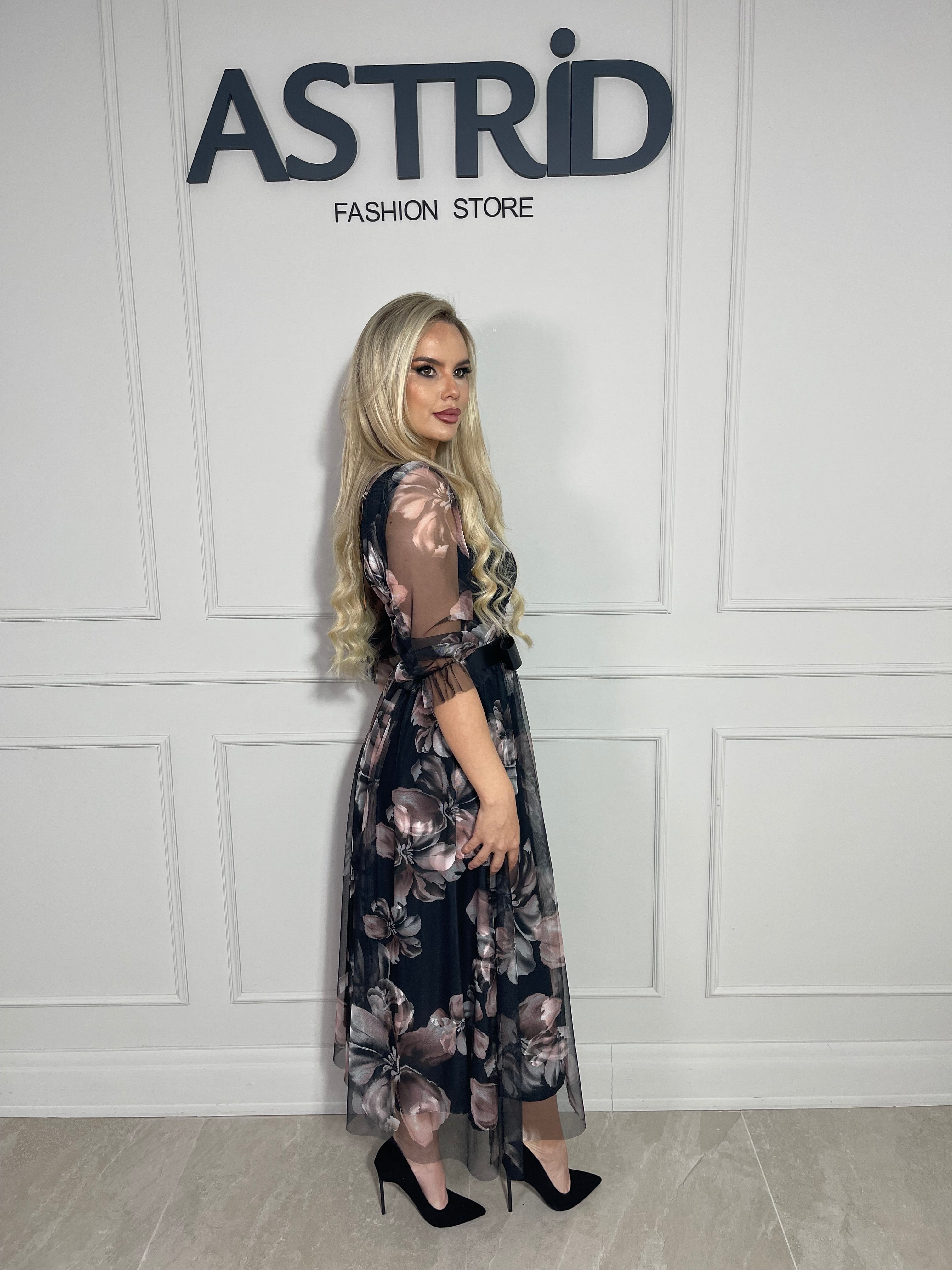 Rochie Patri midi, din voal cu imprimeu floral, cu croiala vaporoasă.