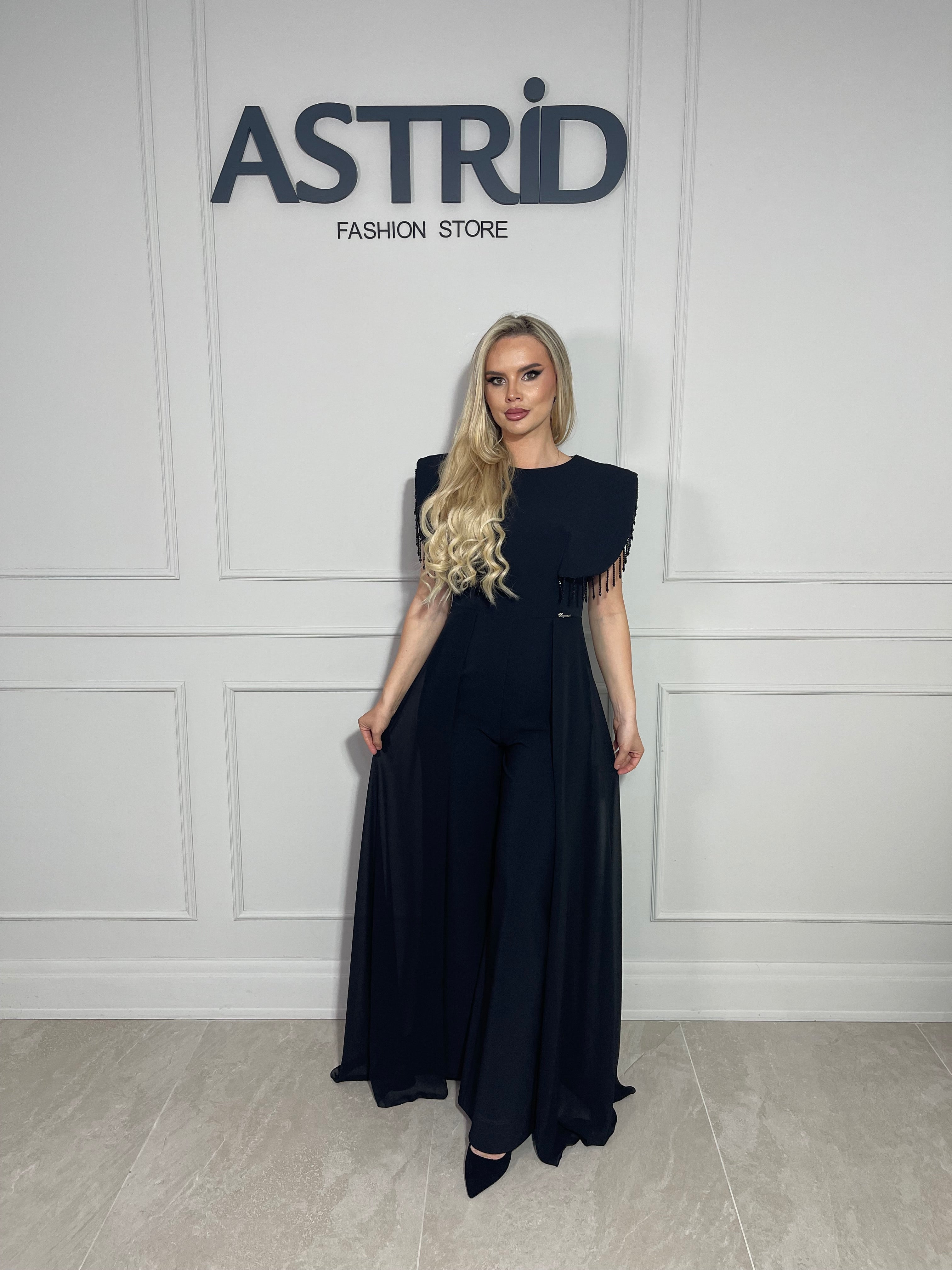 Salopetă Carla neagră, cu croiala amplă și talie evidențiată.