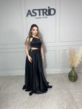 Rochie Wendy lungă din satin pe un umăr decupaj talie și accesoriu auriu
