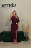 Rochie Audrey midi cu crapatura pe picior si brosa aurie decorativă