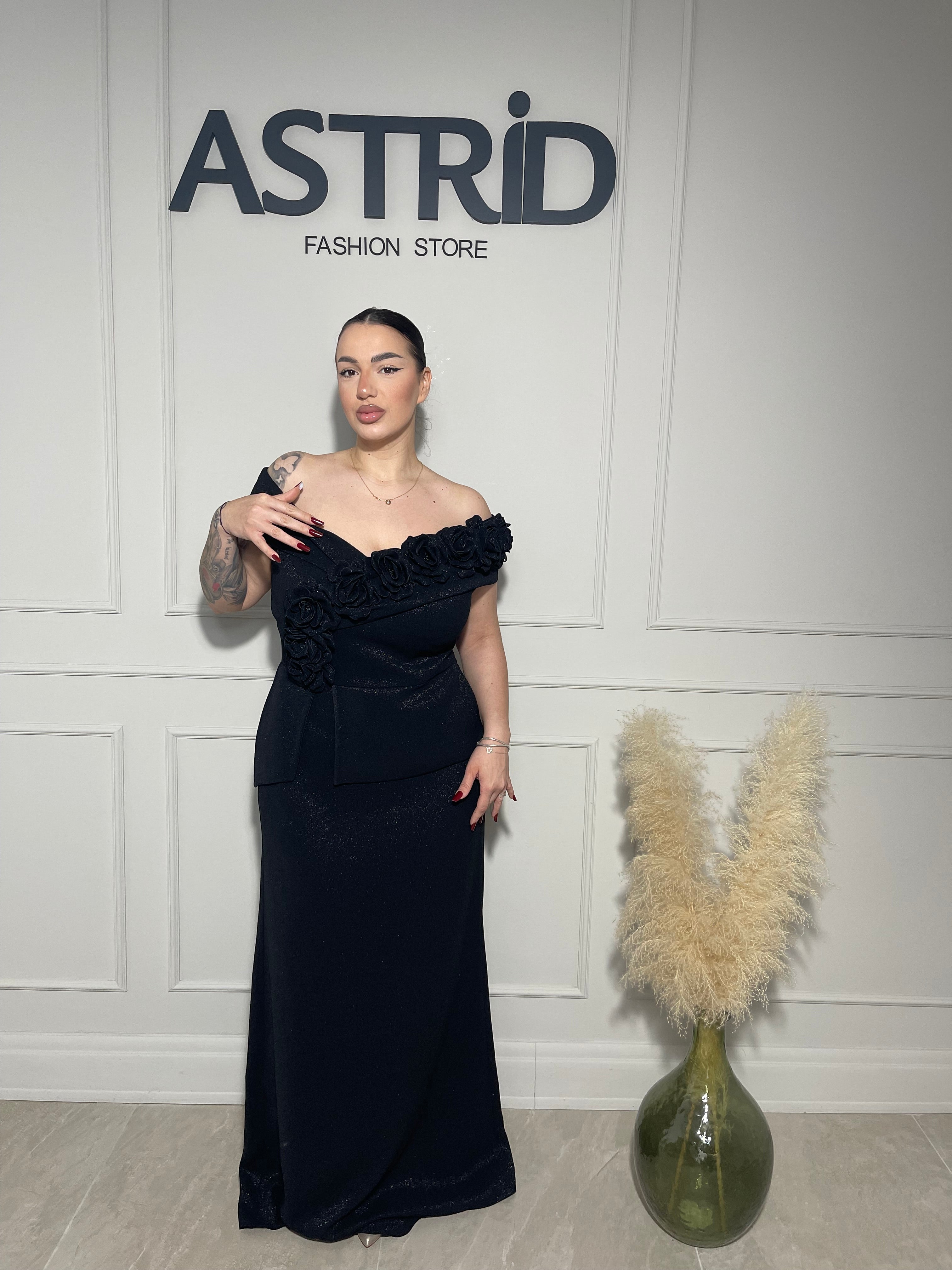 Rochie Anna neagră, elegantă cu croiala mulată ce evidențiază silueta, aplicații florale delicate.