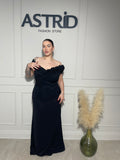 Rochie Anna neagră, elegantă cu croiala mulată ce evidențiază silueta, aplicații florale delicate.