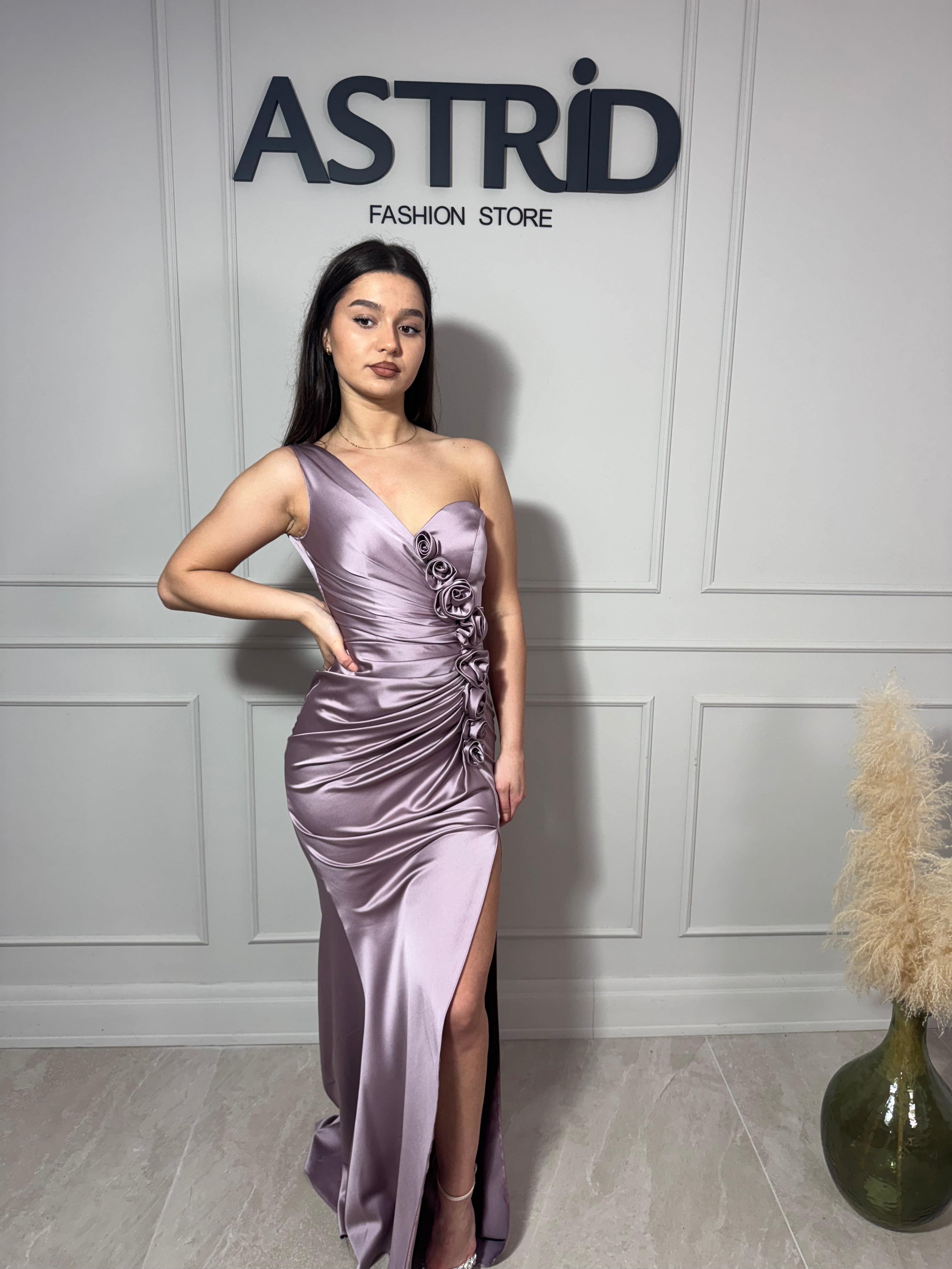 Rochie Ivy lungă din satin pe un umăr cu aplicații trandafiri