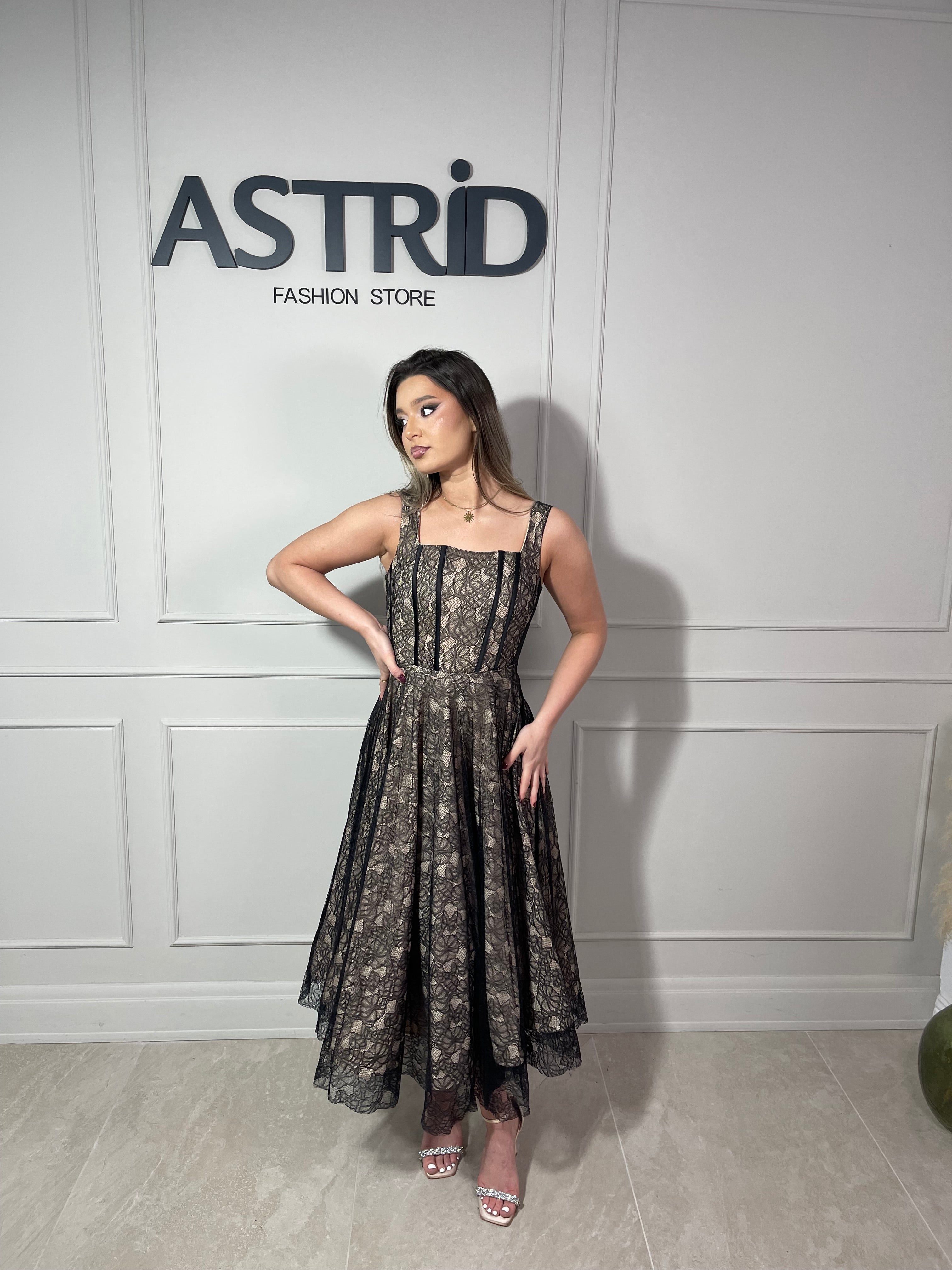 Rochie Vera midi în cloș cu dantelă negru cu bej