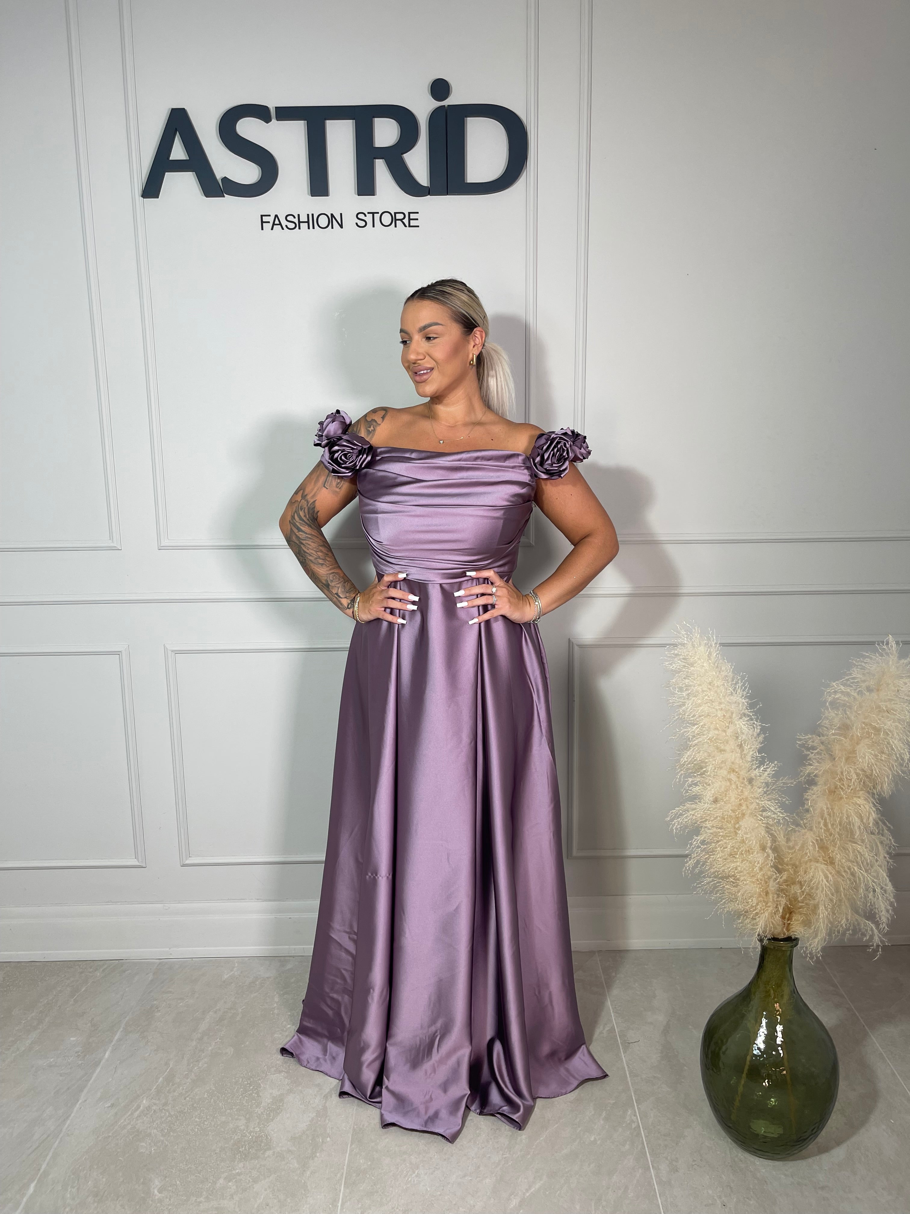 Rochie Opal lunga din satin decolte tip bărcuță și accesorizata cu trandafiri la umăr