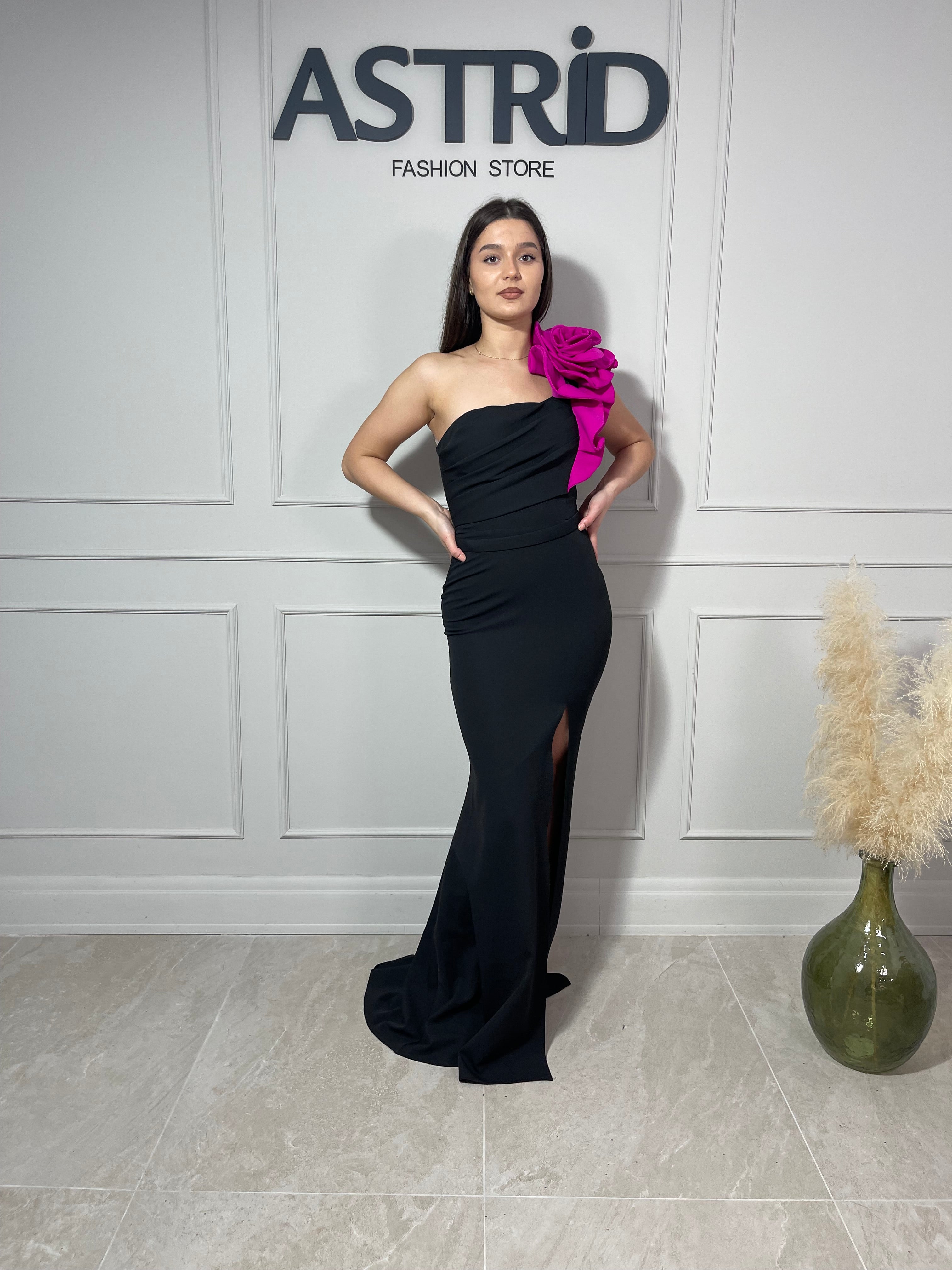 Rochie Eliza lungă neagră accesorizata cu floare mare pe umăr