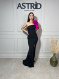Rochie Eliza lungă neagră accesorizata cu floare mare pe umăr