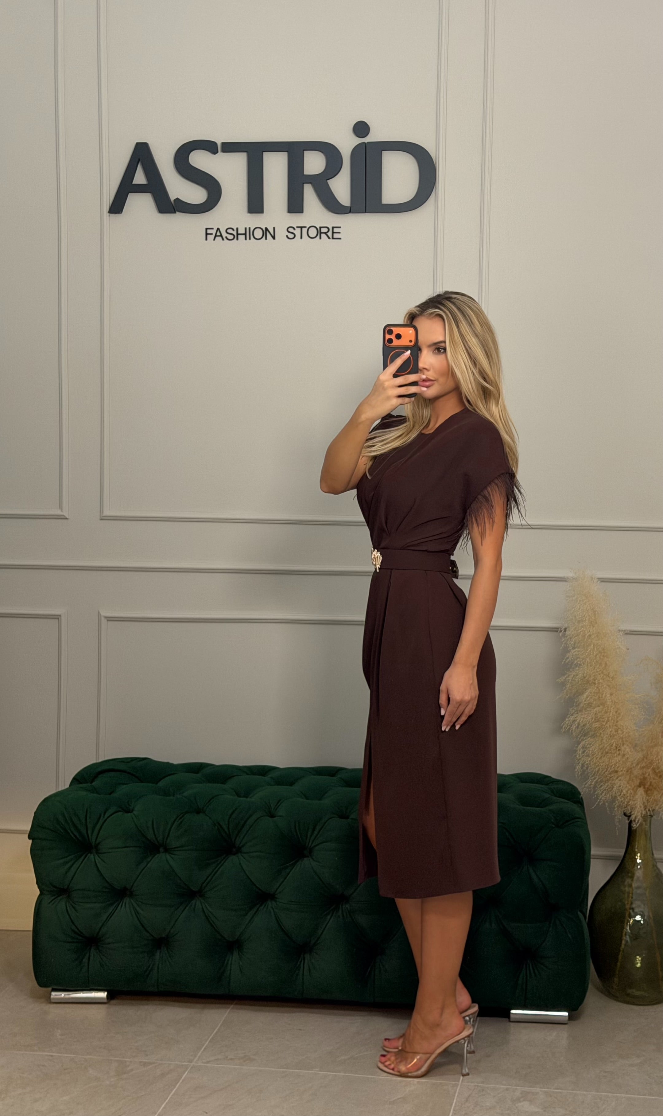 Rochie Eloise midi cu crapatura si pene la umeri curea aurie in talie