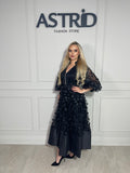 Rochie Capri, midi neagră, cu croiala lejeră și talie marcată.
