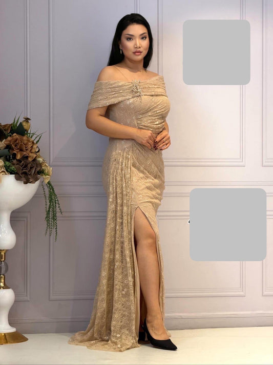 Rochie Alma lungă cu trena laterală și umeri căzuți aplicații dantelă