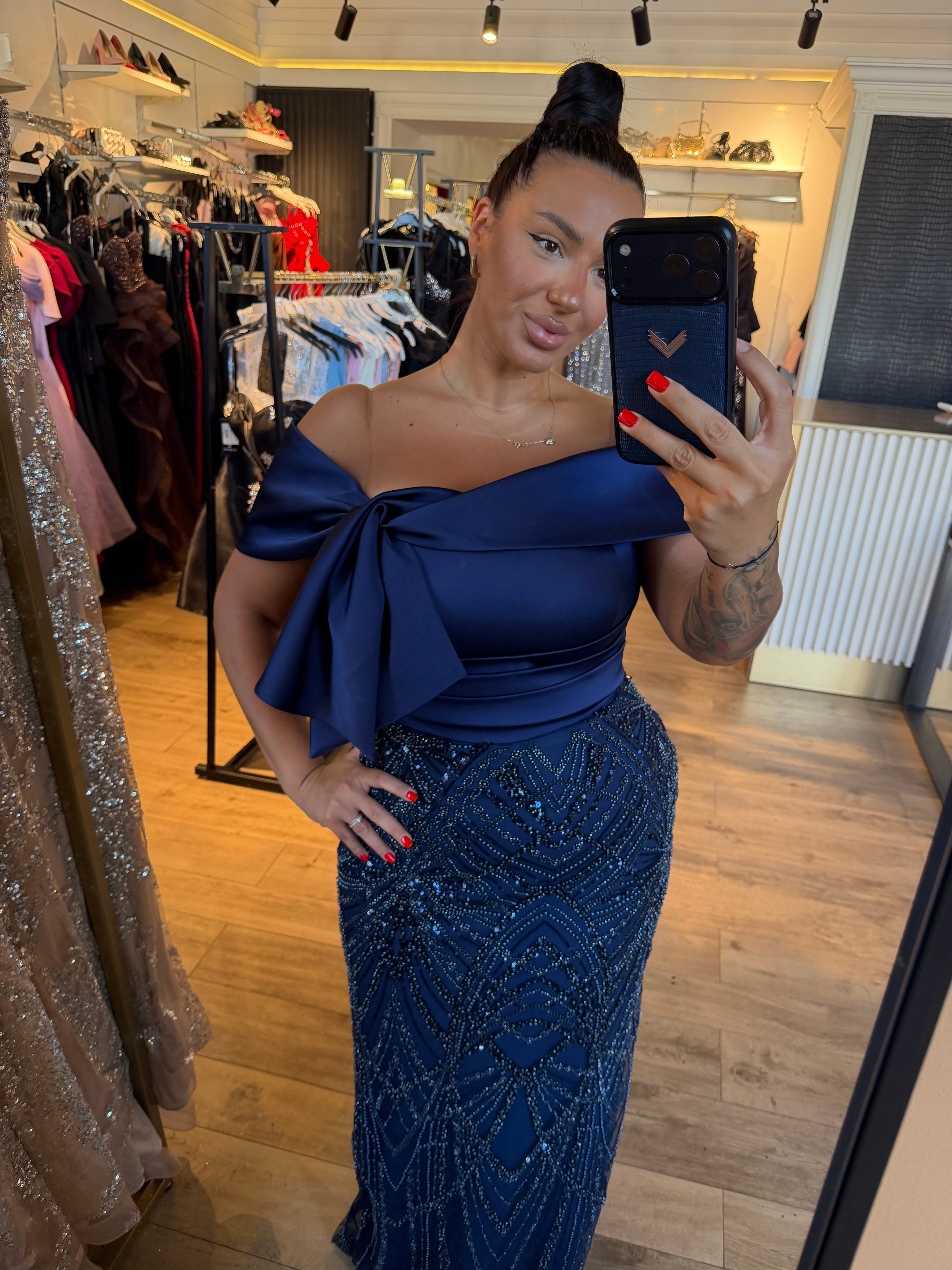 Rochie Greta lunga cu bust satinat si fusta cu aplicatii pietre si perle