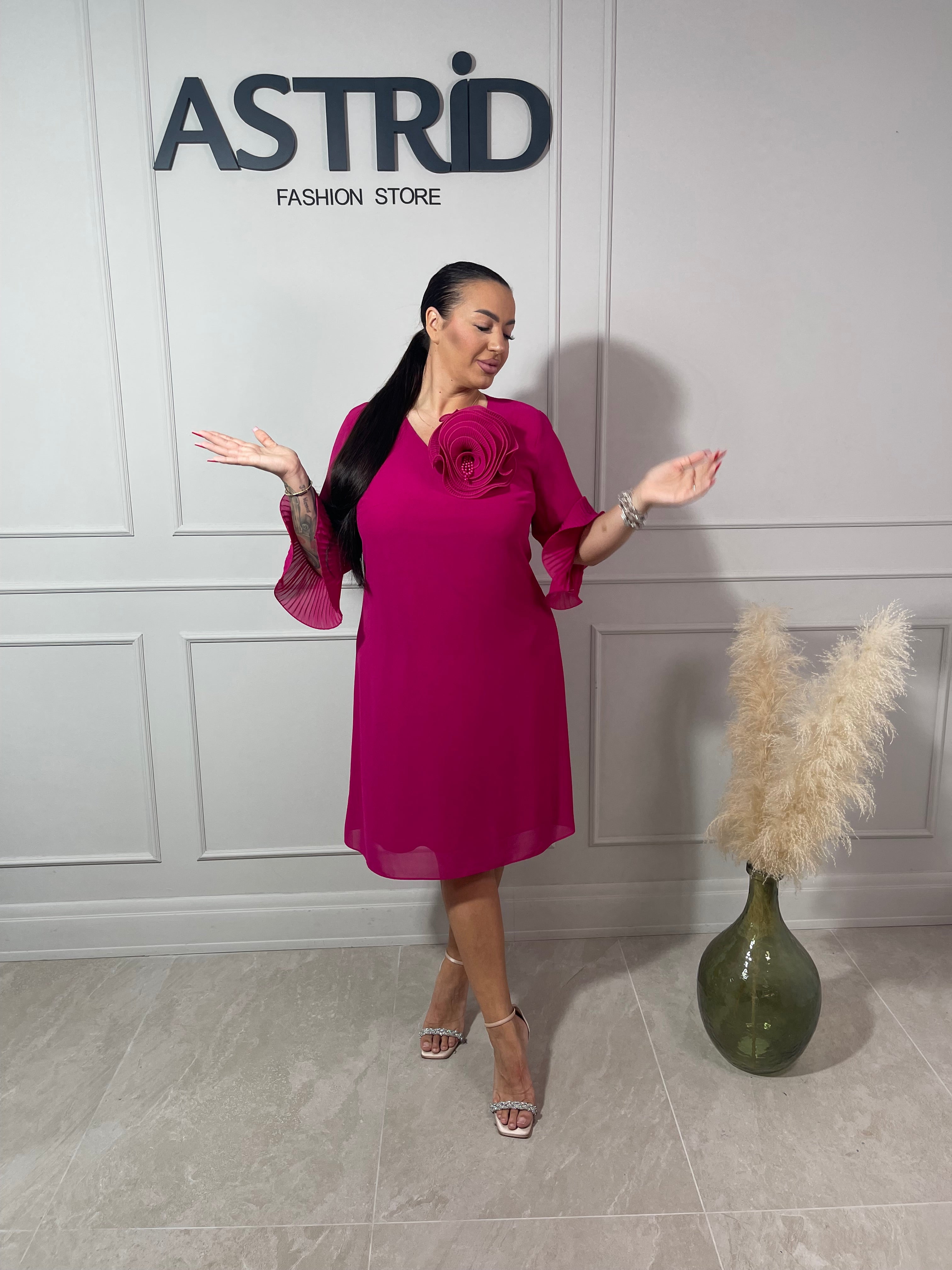 Rochie Jaklin midi fucsia mânecă clopot și accesoriu floare