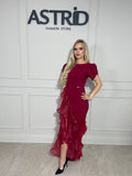 Rochie Sele midi, într-o nuntă vibrantă de bordo, cu croiala cambrata pe talie și ușor asimetrică.