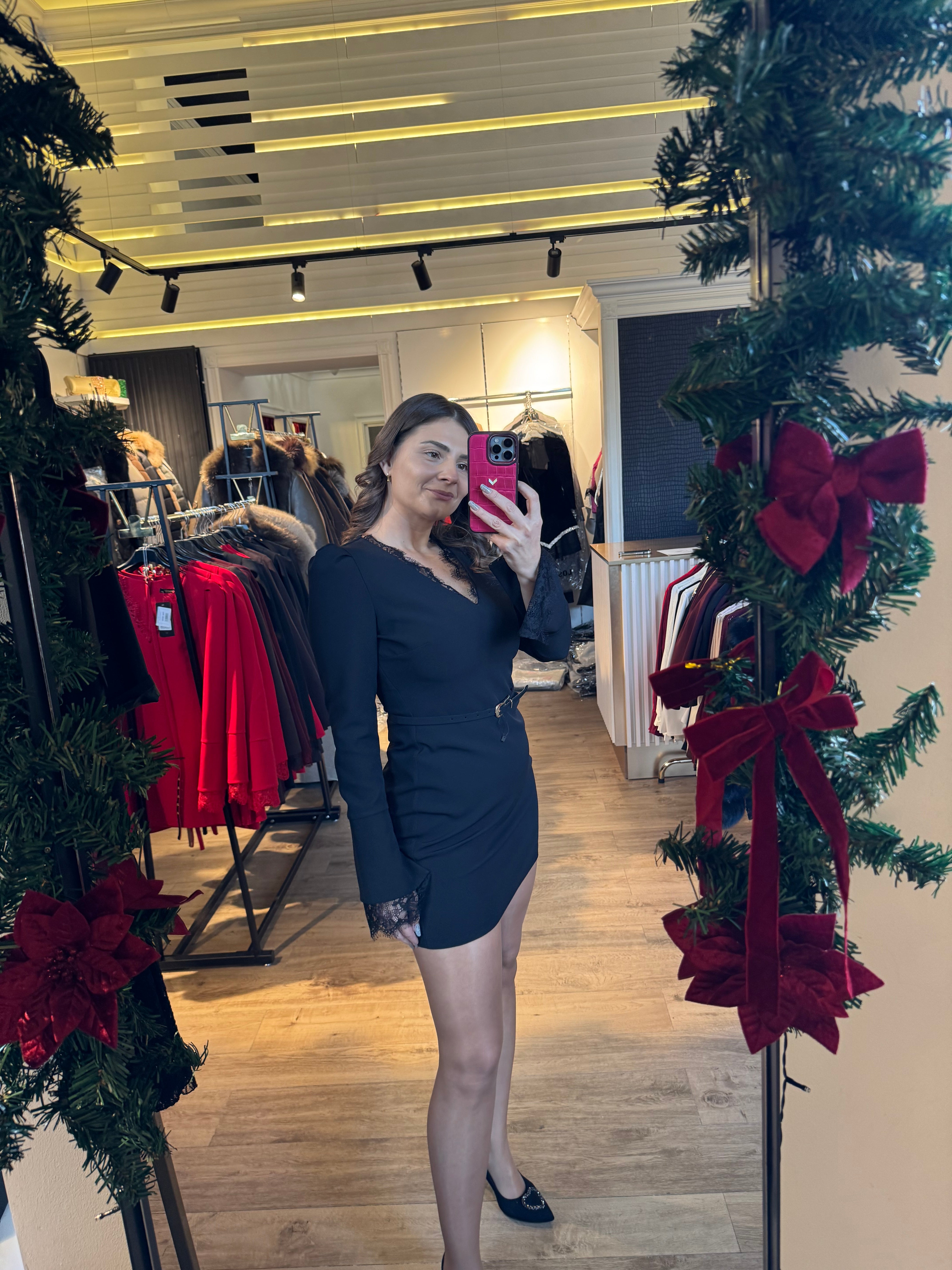 Rochie Gloria mânecă clopot și aplicații dantelă la decolteu și manșetă