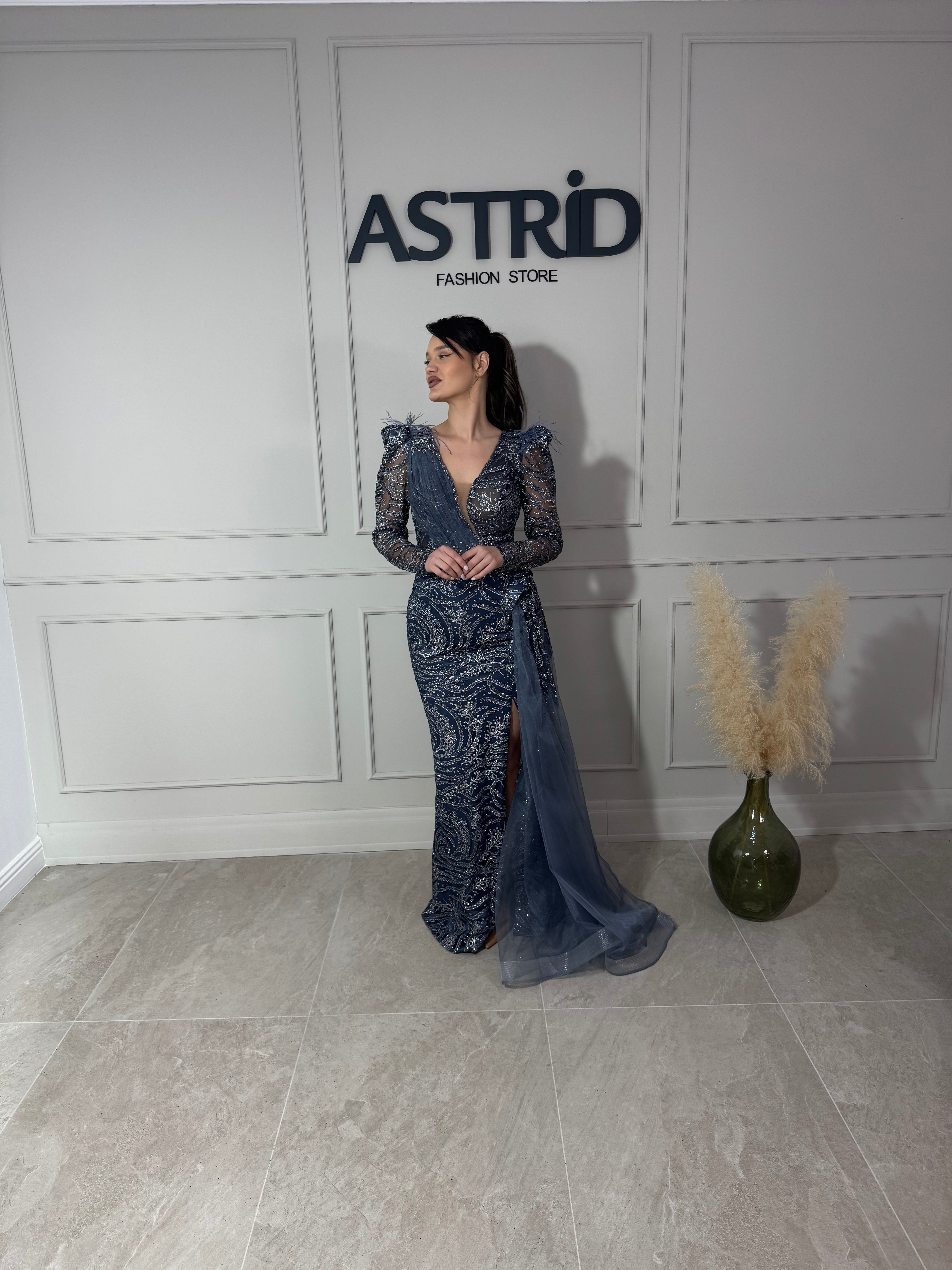 Rochie Leila lungă pe corp aplicații pietre și sclipici mânecă lungă și trenă laterală