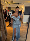 Rochie Silver lunga cu aplicatii pietre si perle cu maneci tip barcuta