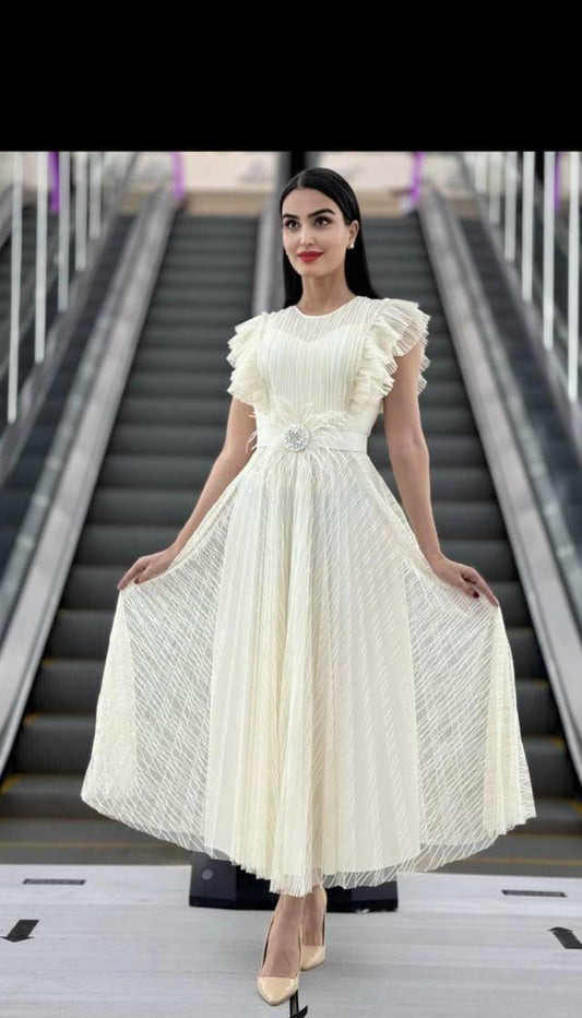 Rochie More midi plisată din tiul curea în talie și volanase la umeri