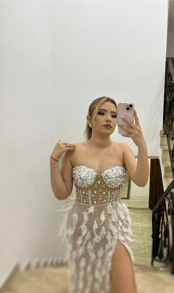 Rochie Elsa midi tip corset crapatura pe picior cu aplicatii pietre si pene.