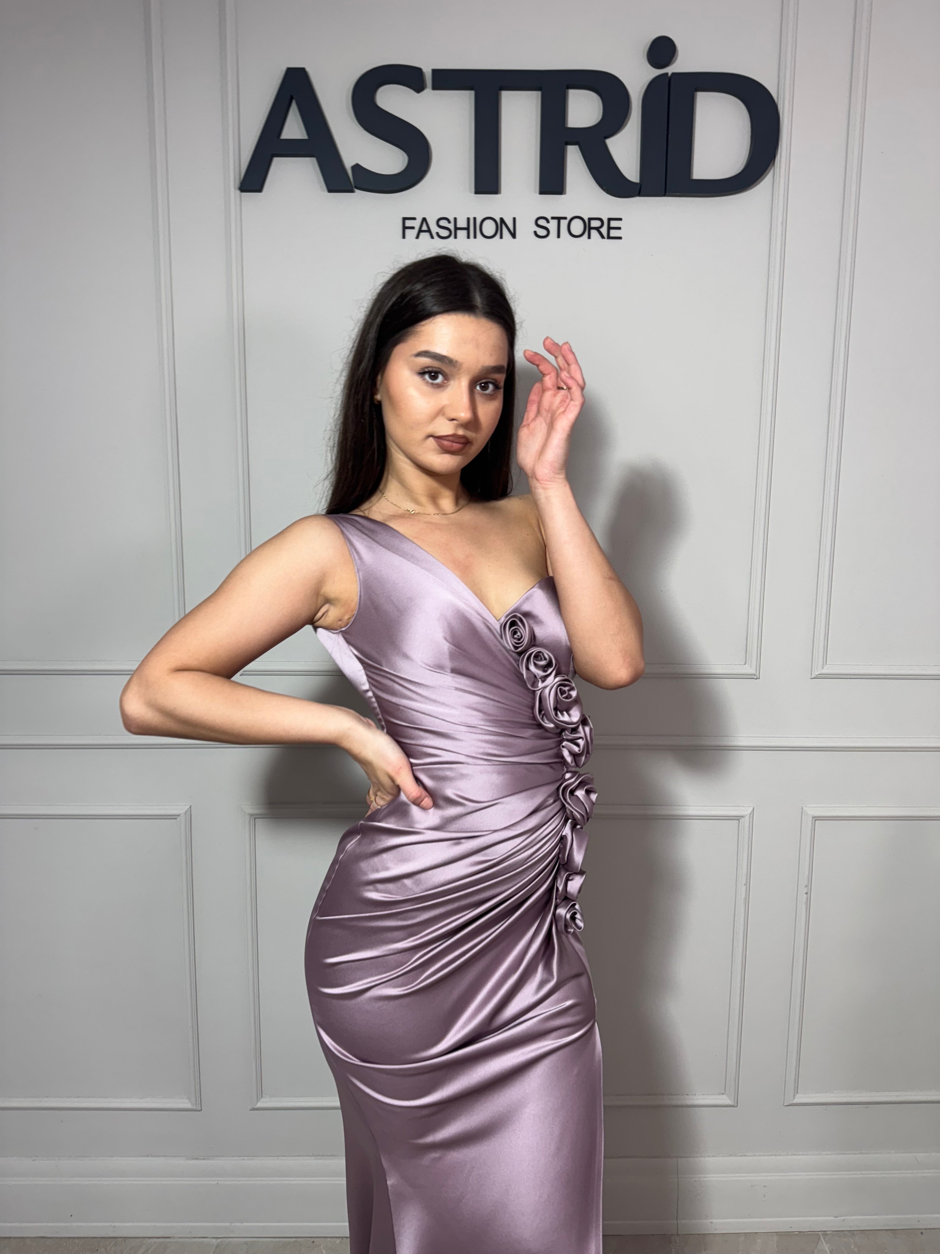 Rochie Ivy lungă din satin pe un umăr cu aplicații trandafiri