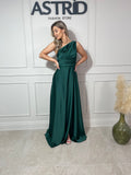 Rochie Jasmin lungă din satin pe un umăr falduri la bust și talie