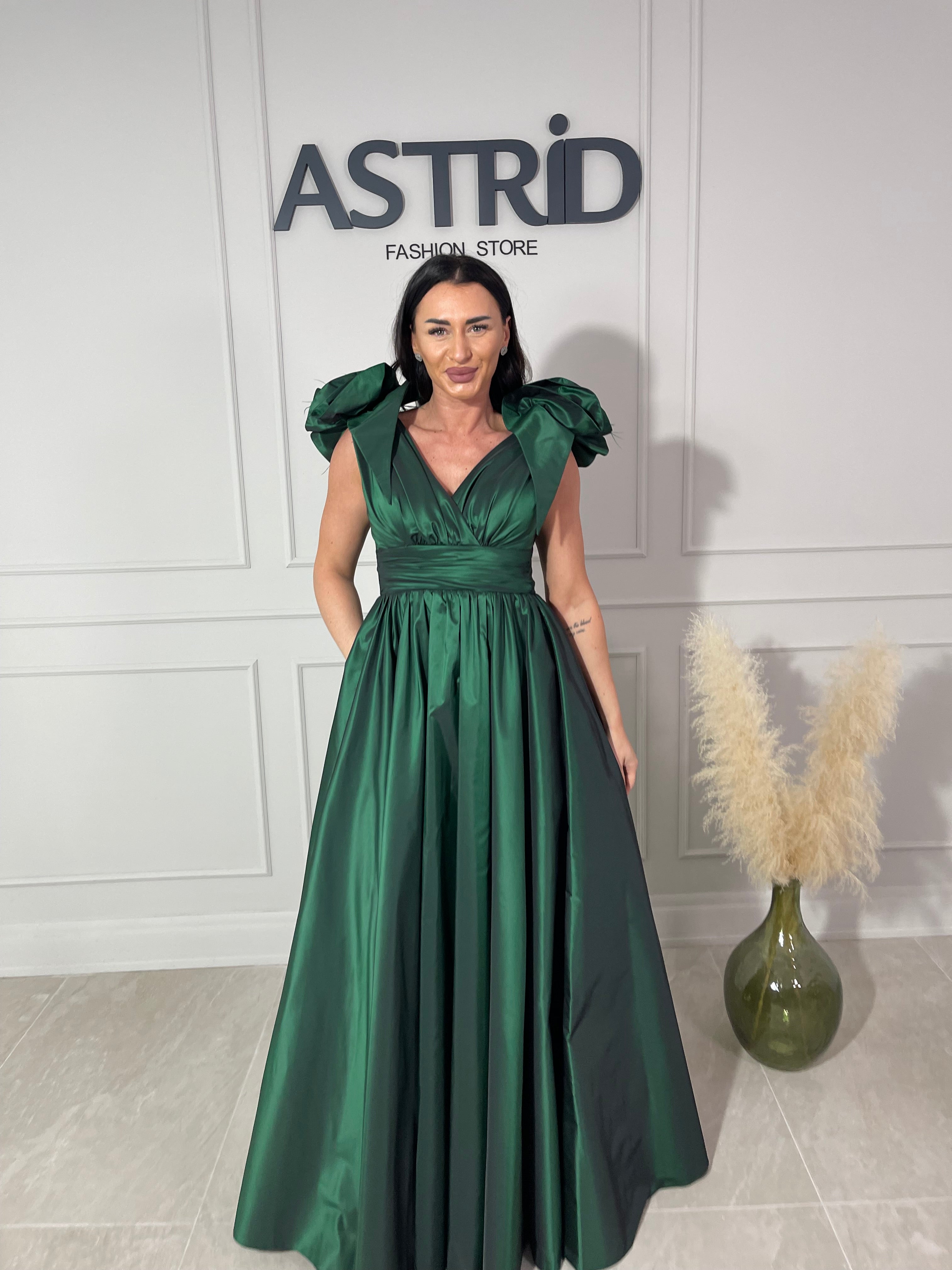 Rochie Olivia lungă din tafta cu buzunare și flori pe umăr