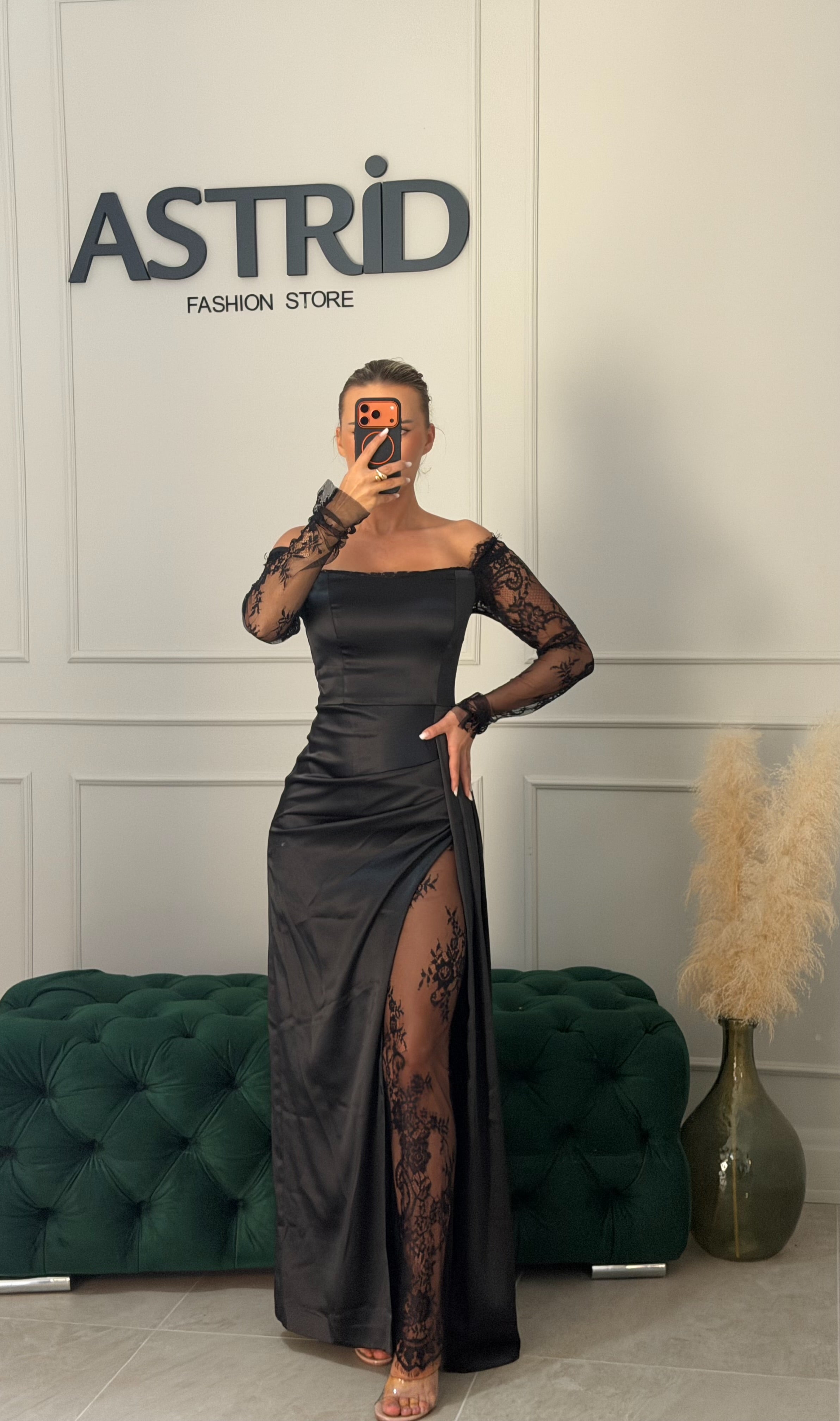 Rochie Ayla lungă cu crăpătură pe picior și aplicații dantelă