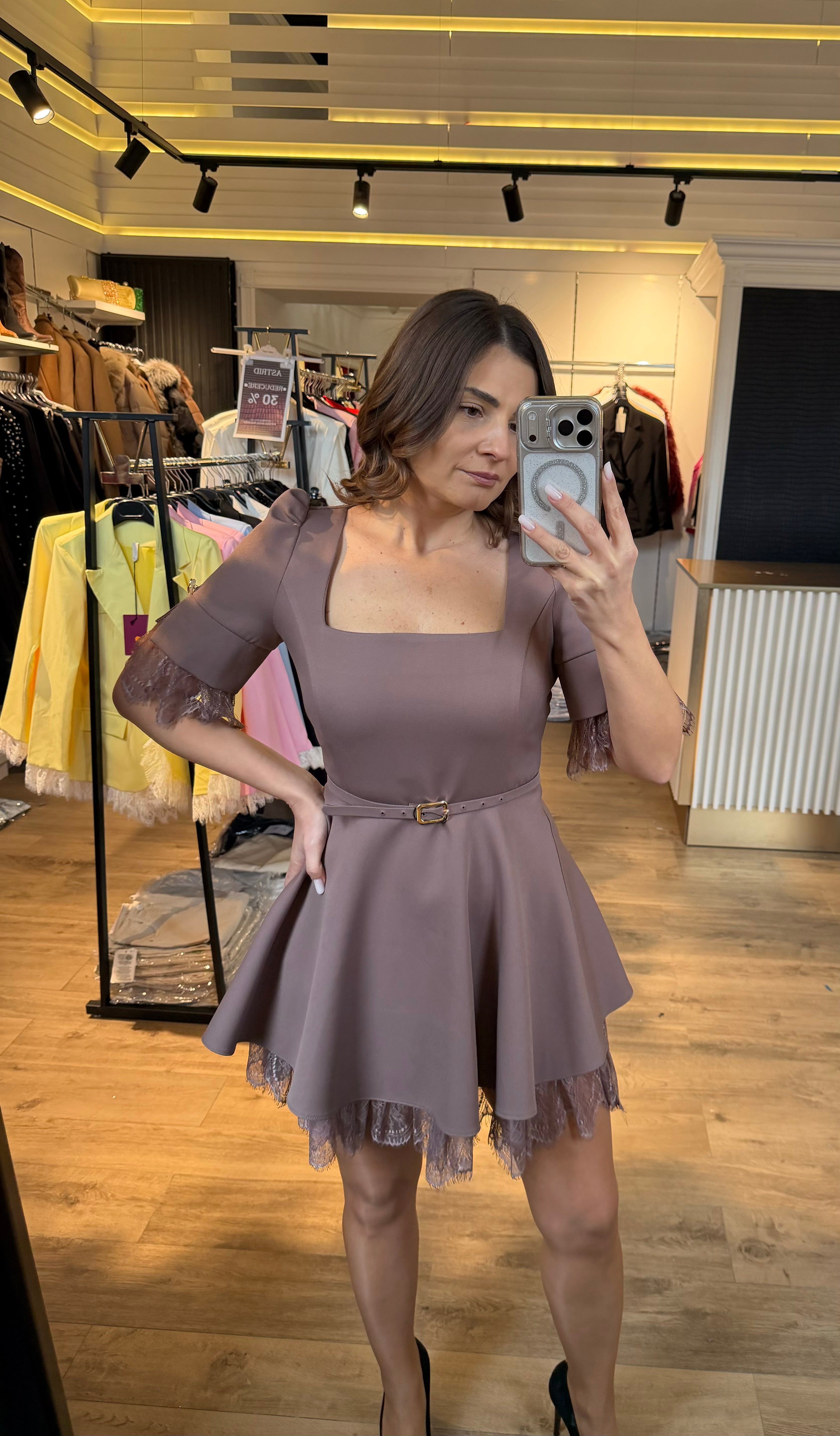 Rochie Eve scurtă în cloș cu dantelă și curea în talie