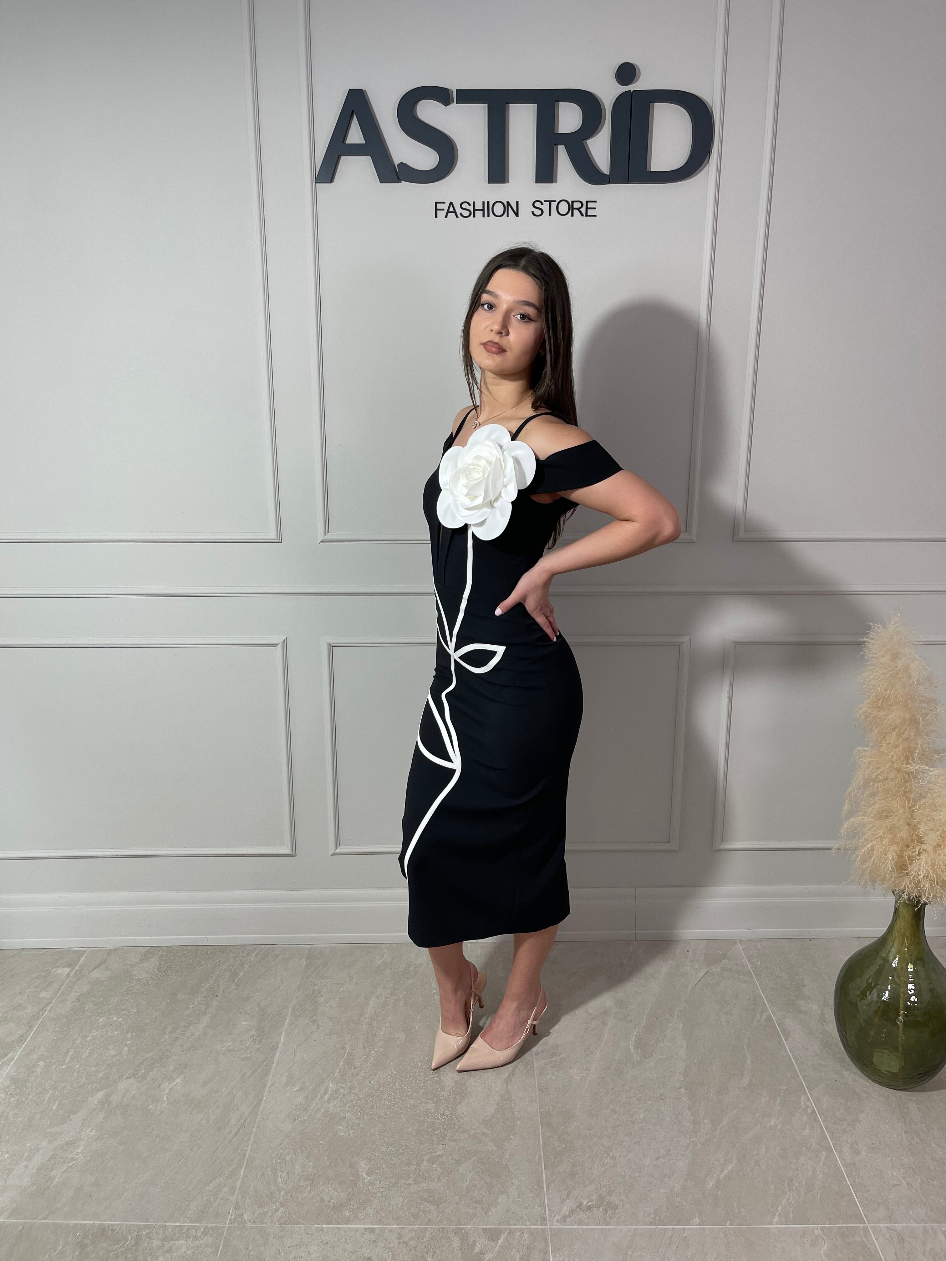 Rochie Amina midi neagră cu umeri căzuți și floare pe umăr