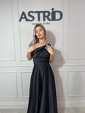 Rochie Jasmin lungă din satin pe un umăr falduri la bust și talie
