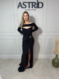 Rochie Vanessa lungă neagră crăpătură pe picior accesoriu auriu în talie și mânecă detașabilă