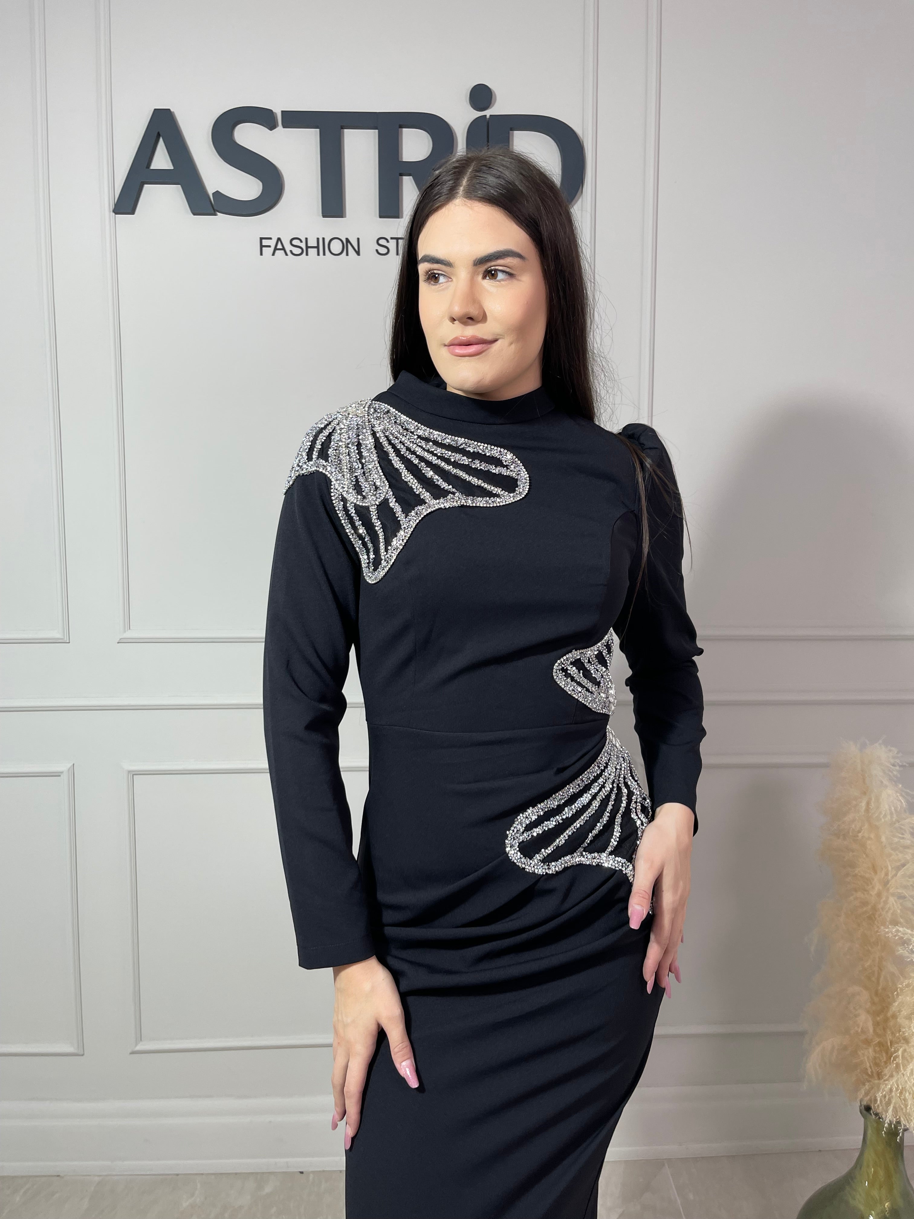 Rochie Laila lungă neagră mânecă lungă și aplicații paiete