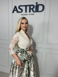 Rochie Mira midi elegantă, cu imprimeu tip dantelă și croiala feminină, ce evidențiază silueta.