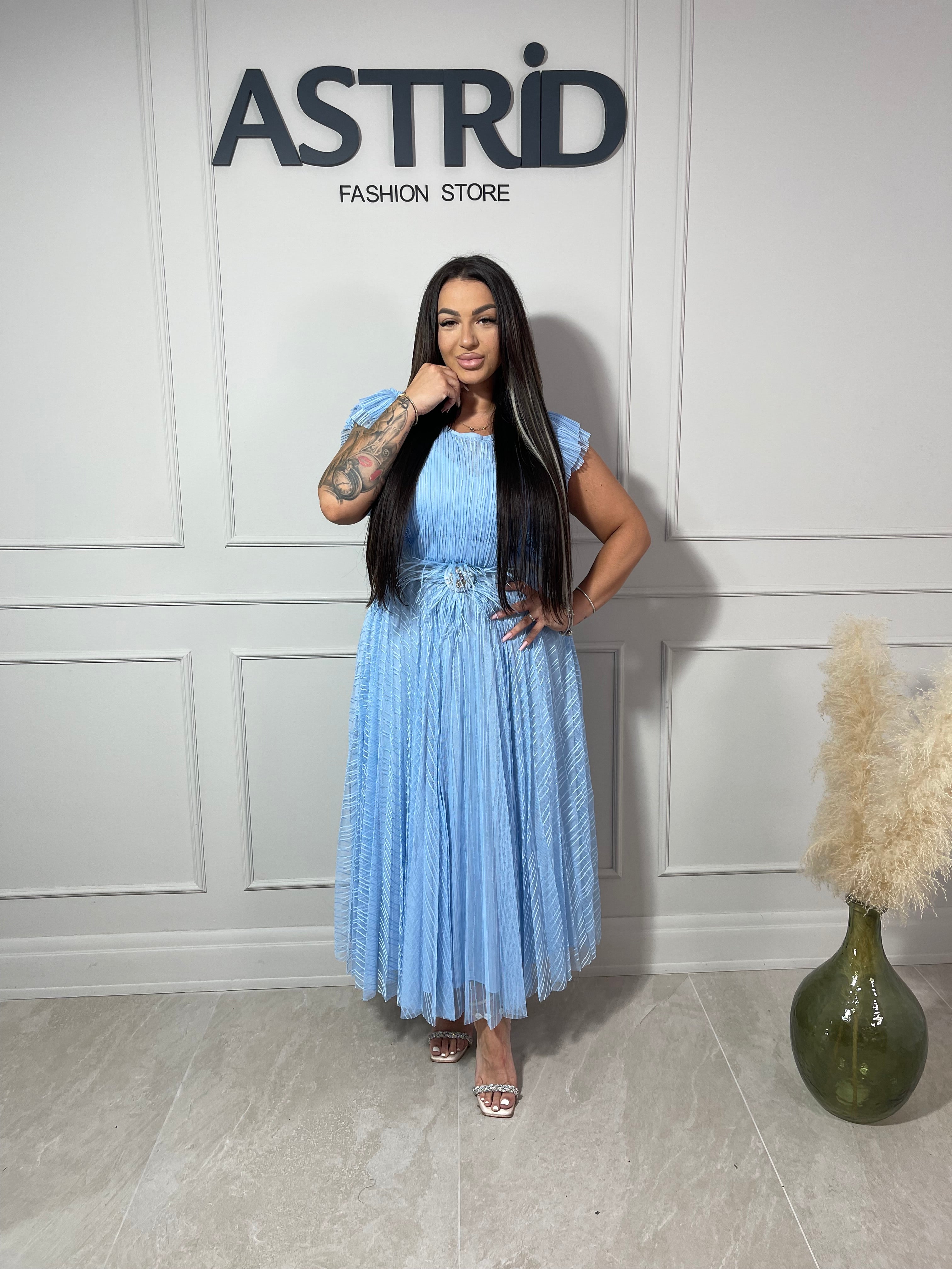 Rochie More midi plisată din tiul curea în talie și volanase la umeri