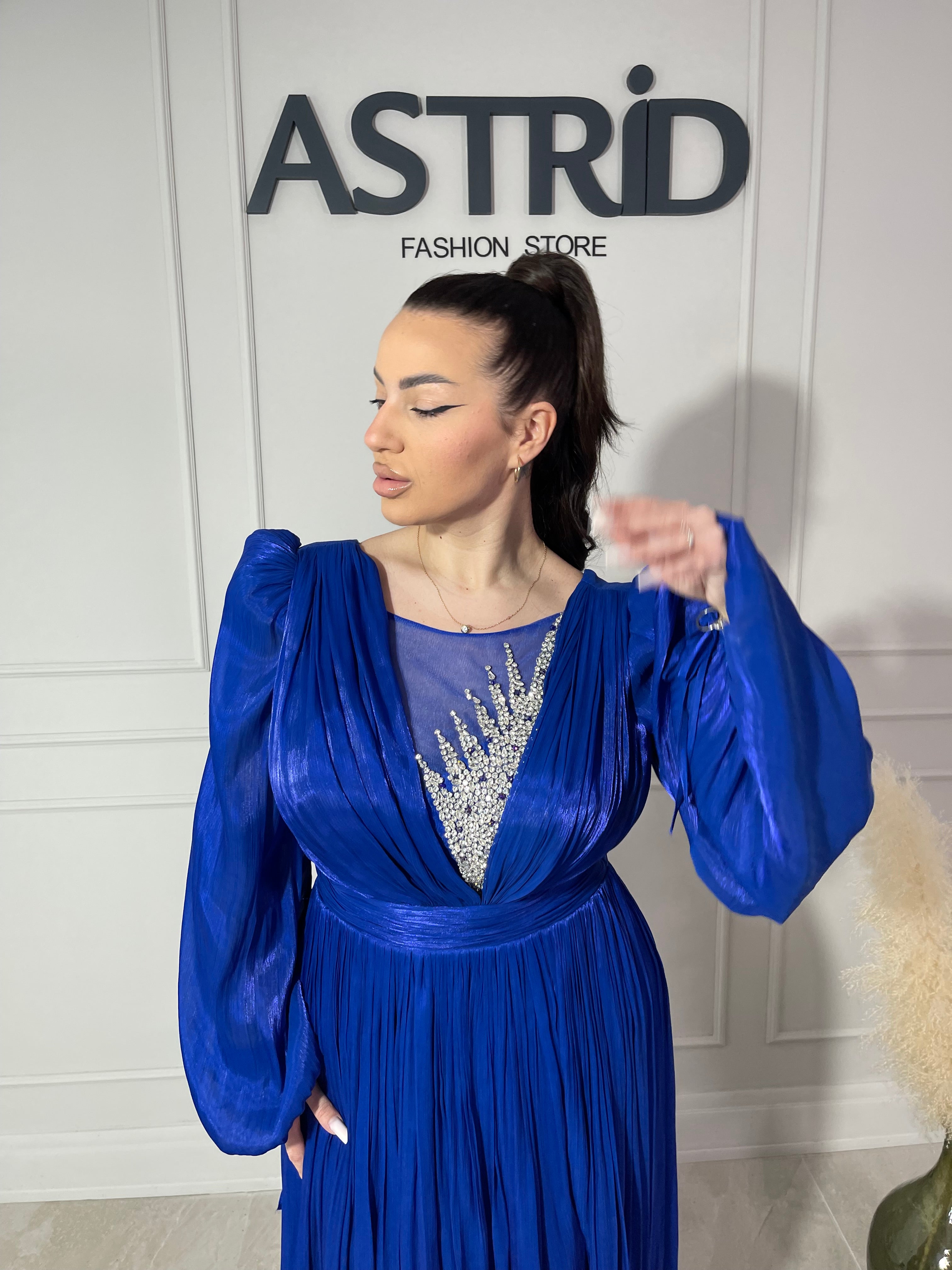 Rochie Siera lungă din voal manela lungă și aplicații pietre la bust