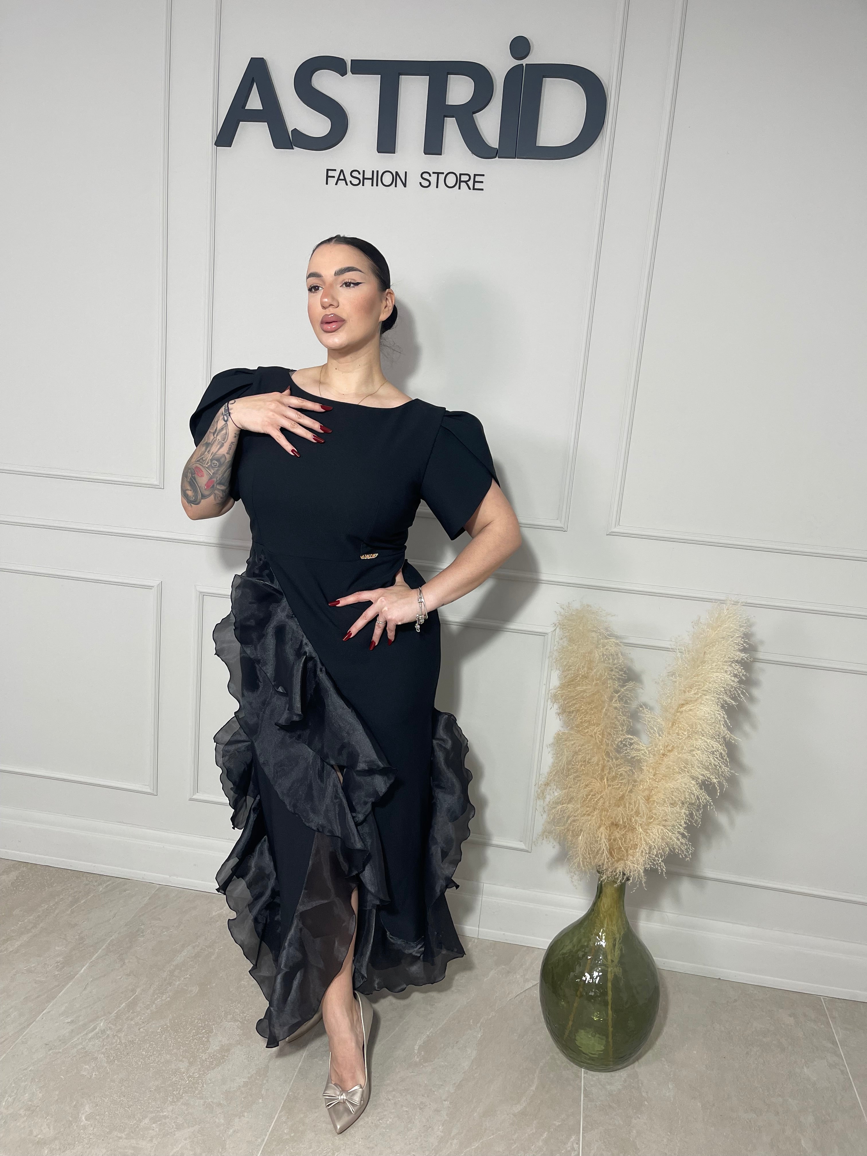 Rochie Donna neagră midi, cu croiala cambrata pe talie și ușor asimetrică