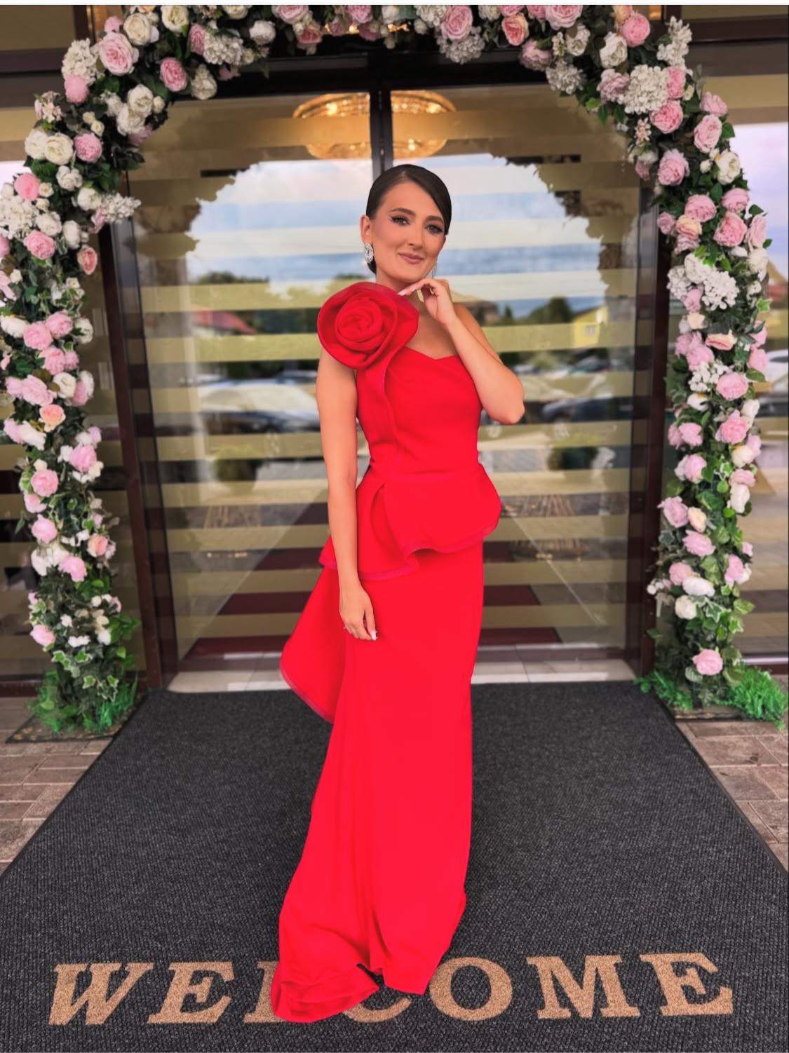 Rochie Amelie lungă tip sirenă pe un umăr și volan în talie