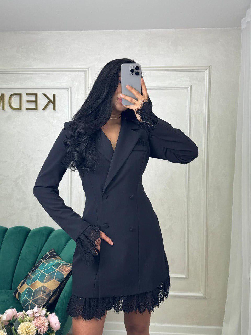 Rochie Ayana tip sacou cu dantelă și curea în talie