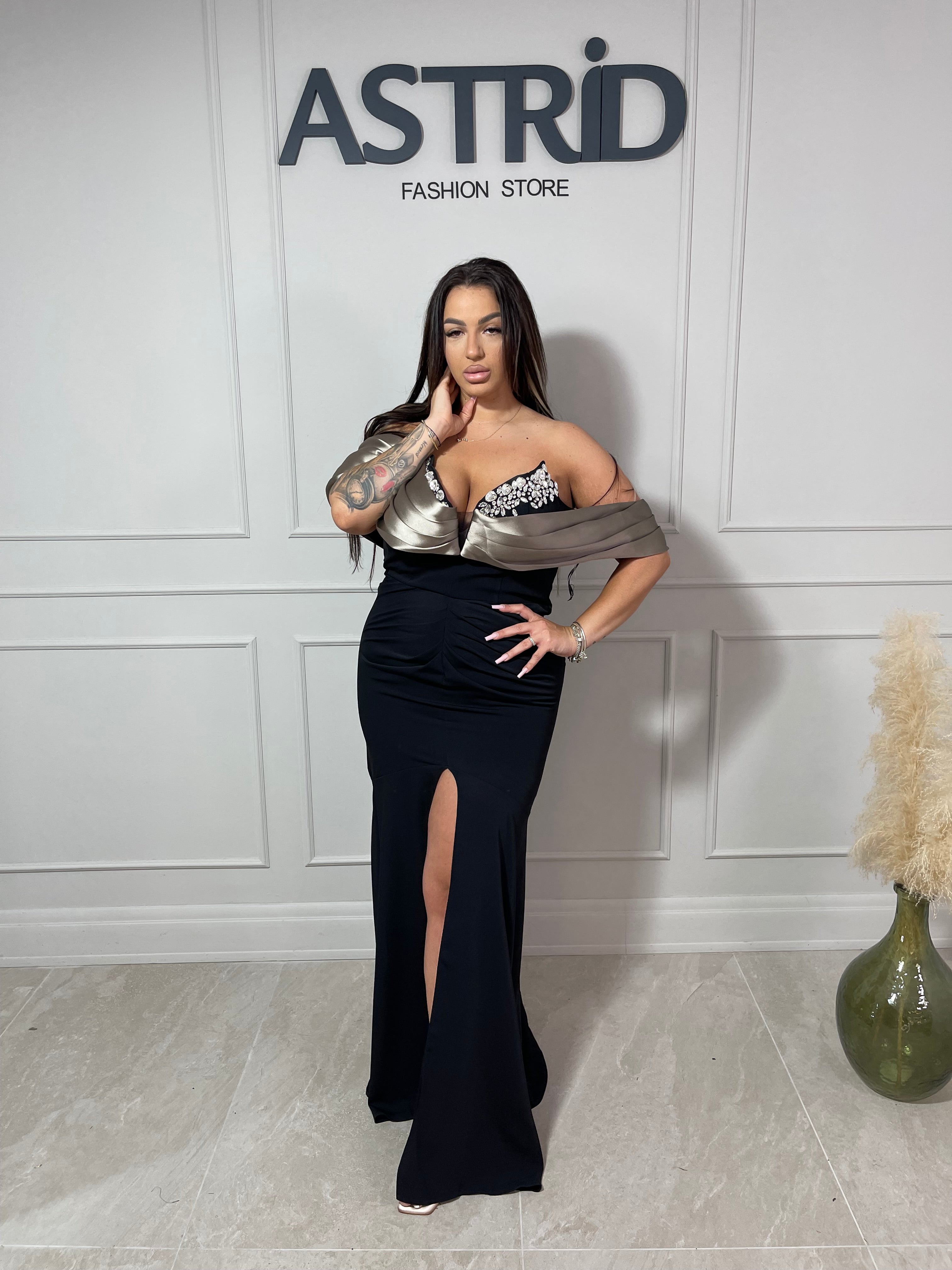 Rochie Elegance lungă aplicații pietre la bust mâneci căzute și crăpătură pe picior