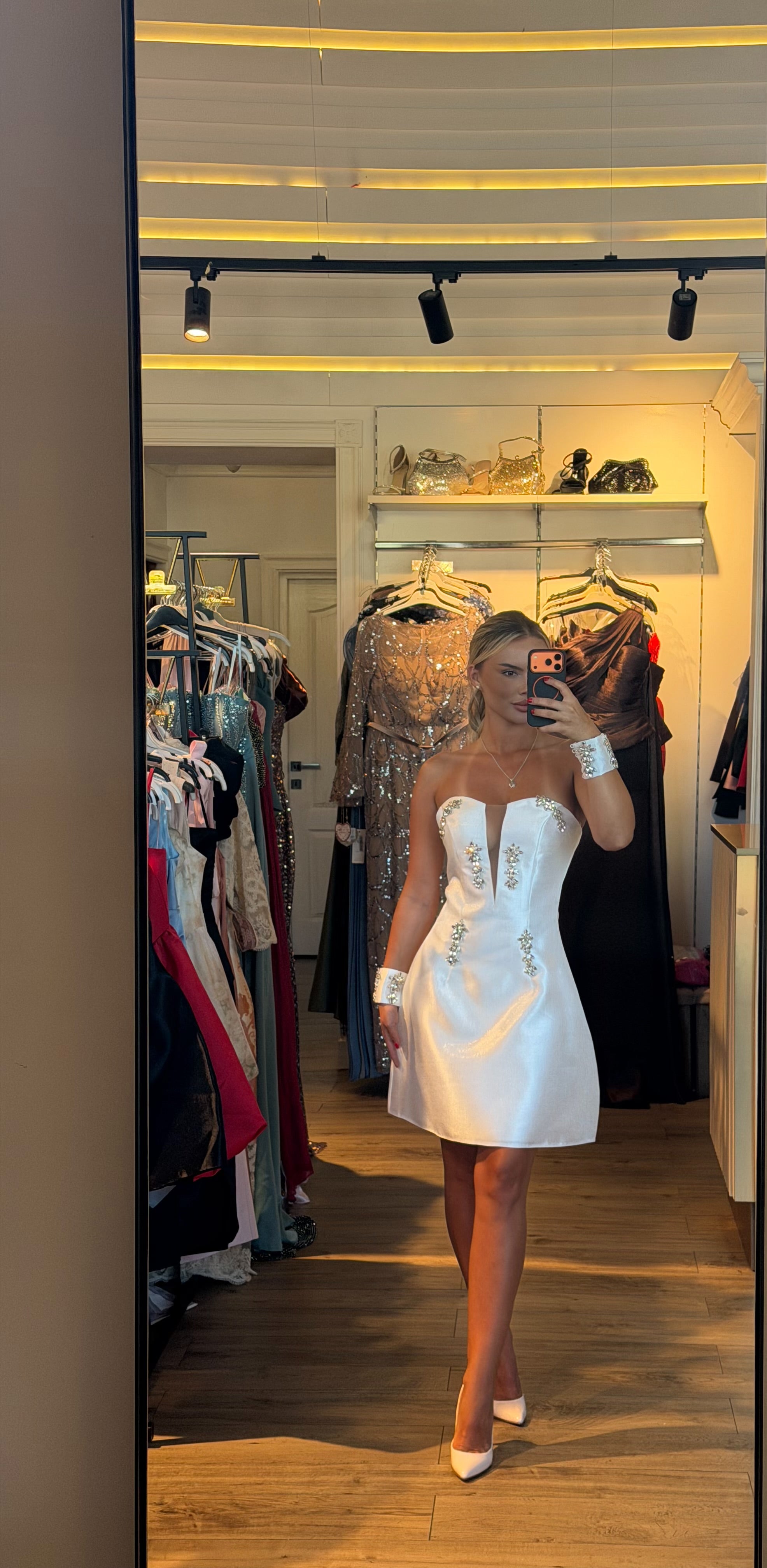 Rochie Amada scurta din tafta satinata cu pietre argintii si mansete decorative