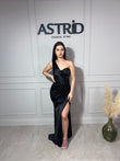 Rochie Ivy lungă din satin pe un umăr cu aplicații trandafiri