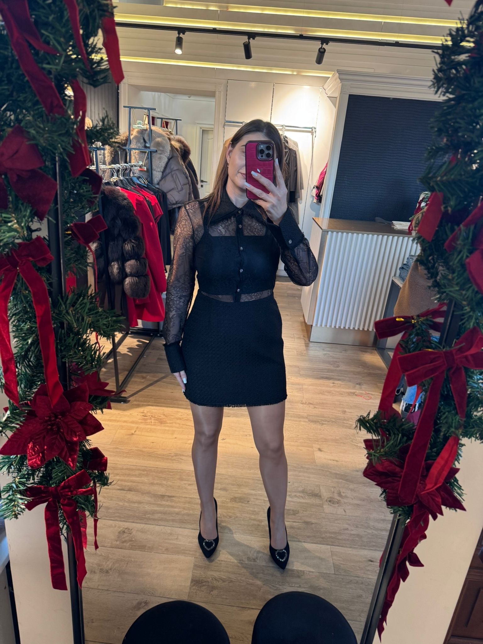 Rochie Kiara scurtă neagră cu mâneci din dantelă cu guler