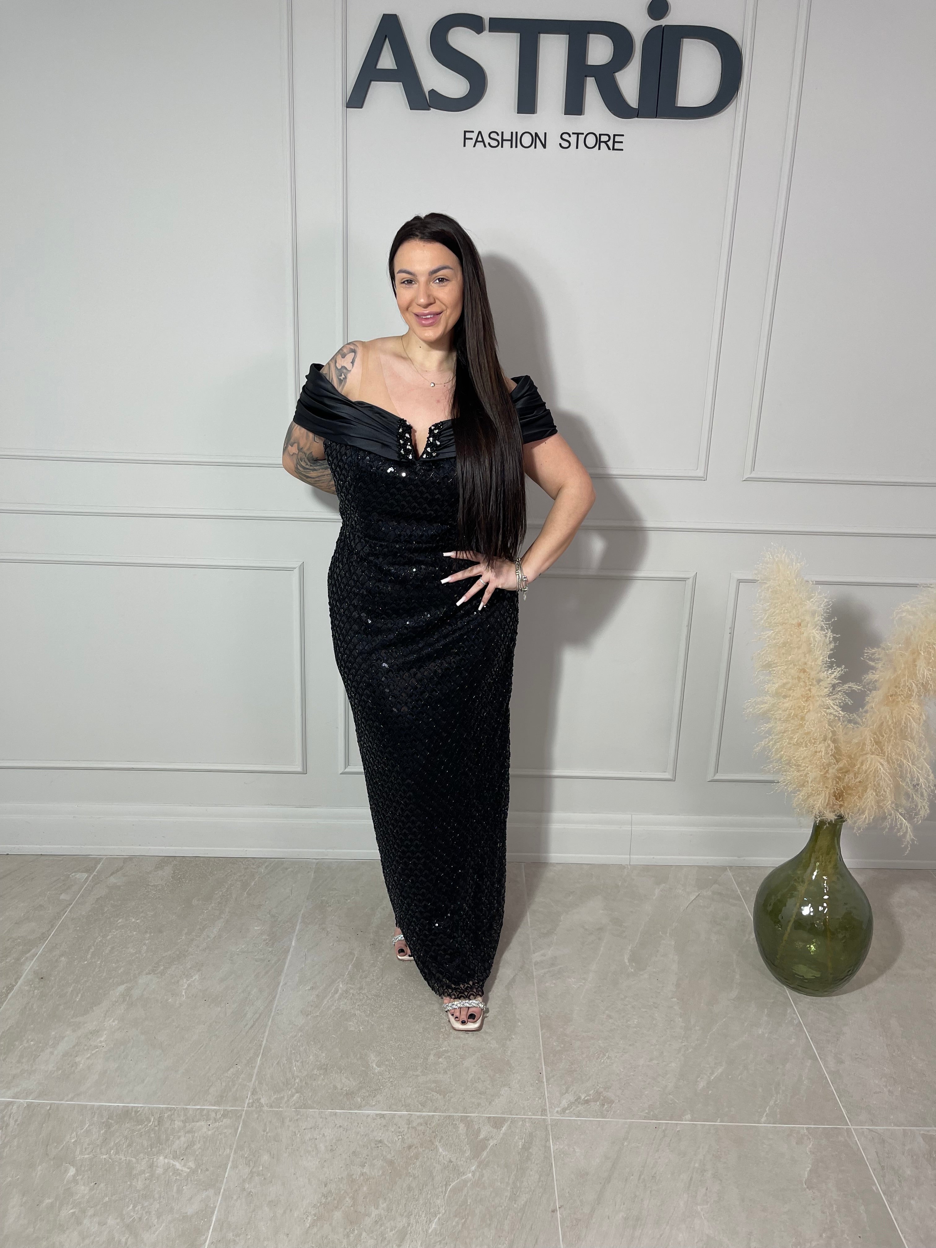 Rochie Selena lungă neagră cu aplicații paiete si decolte tip bărcuță