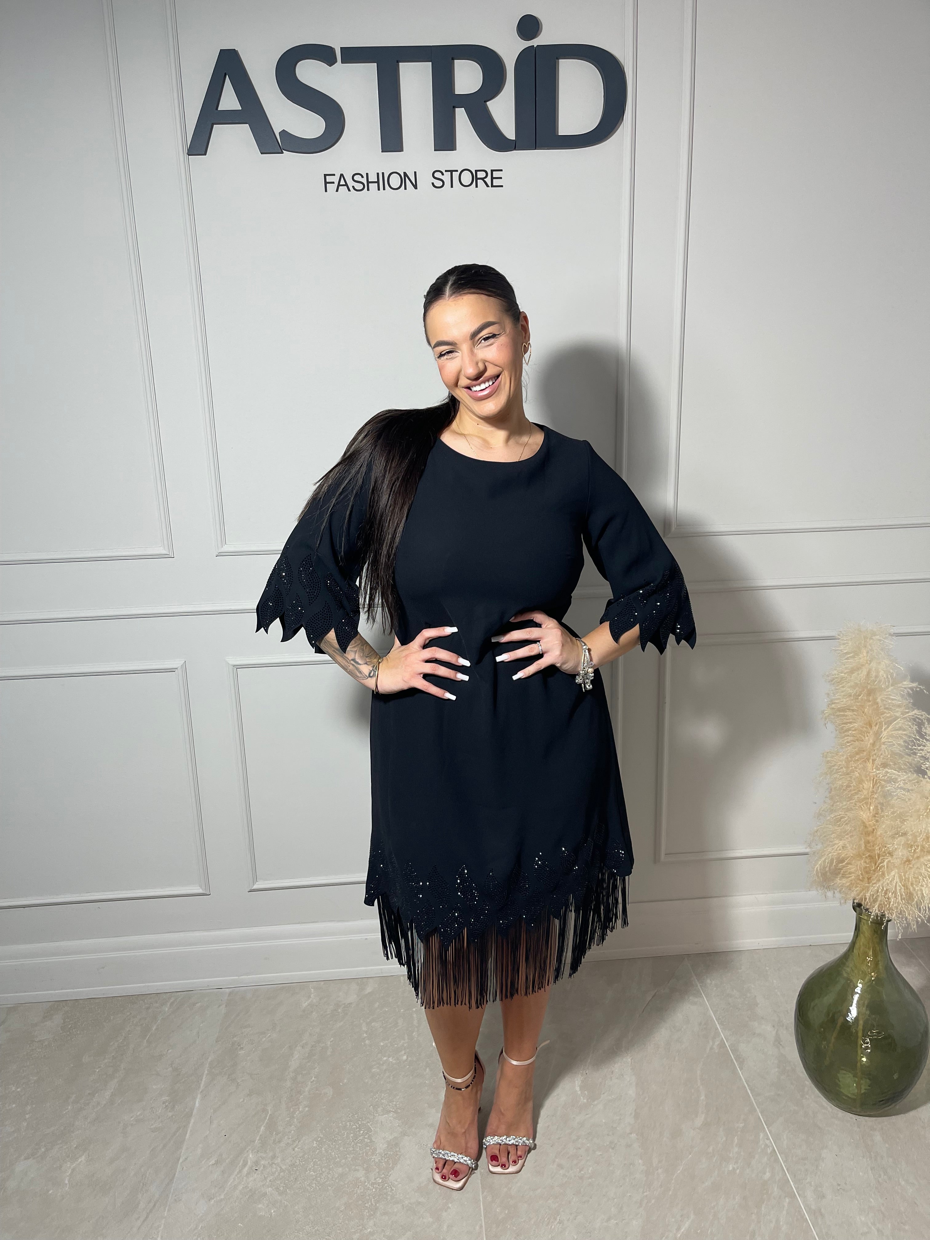 Rochie Aria midi neagră aplicații franjuri și pietre la mânecă
