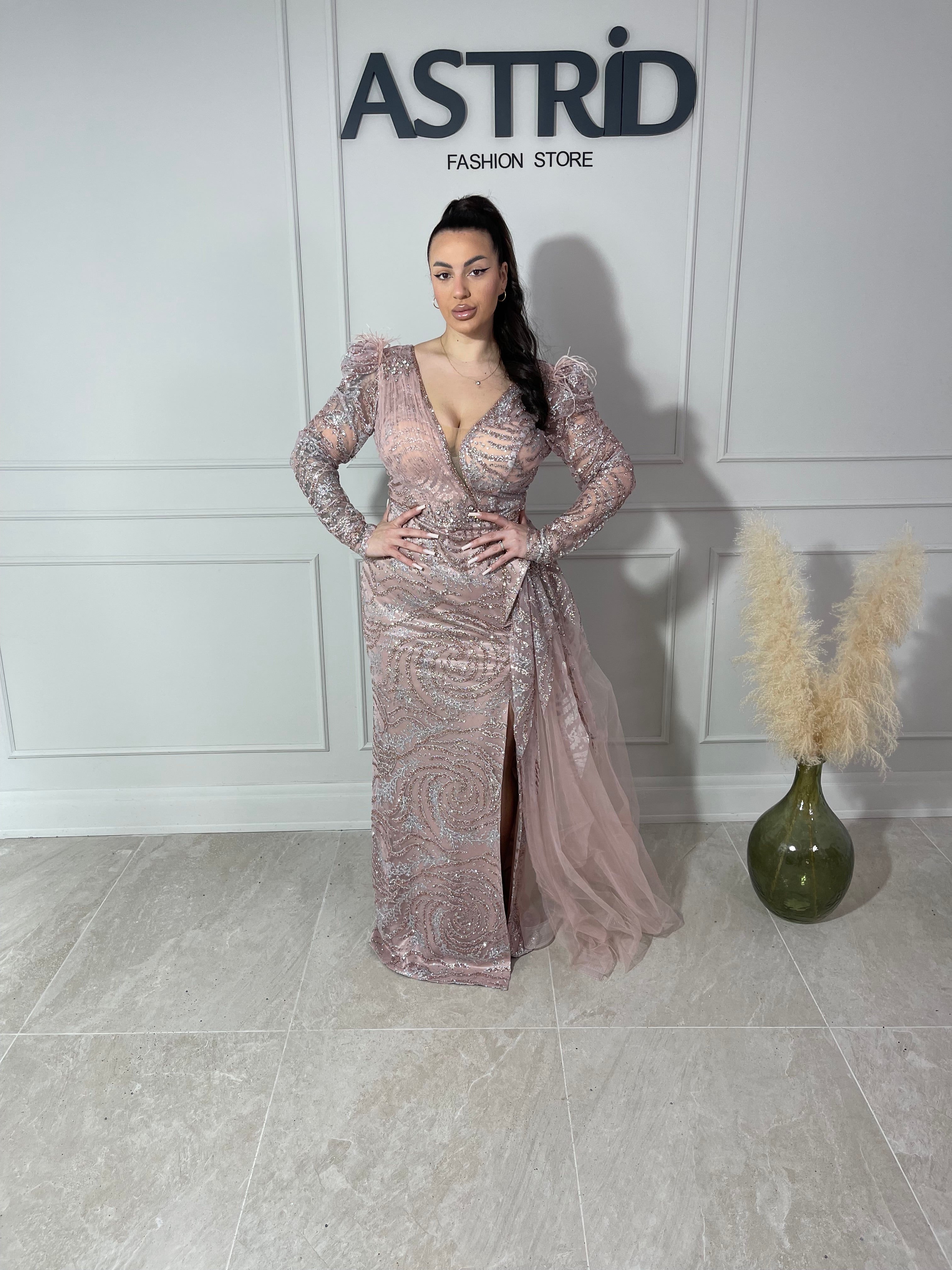 Rochie Cleopatra lungă mulată mânecă lungă aplicații pietre și sclipici trenă laterală din voal