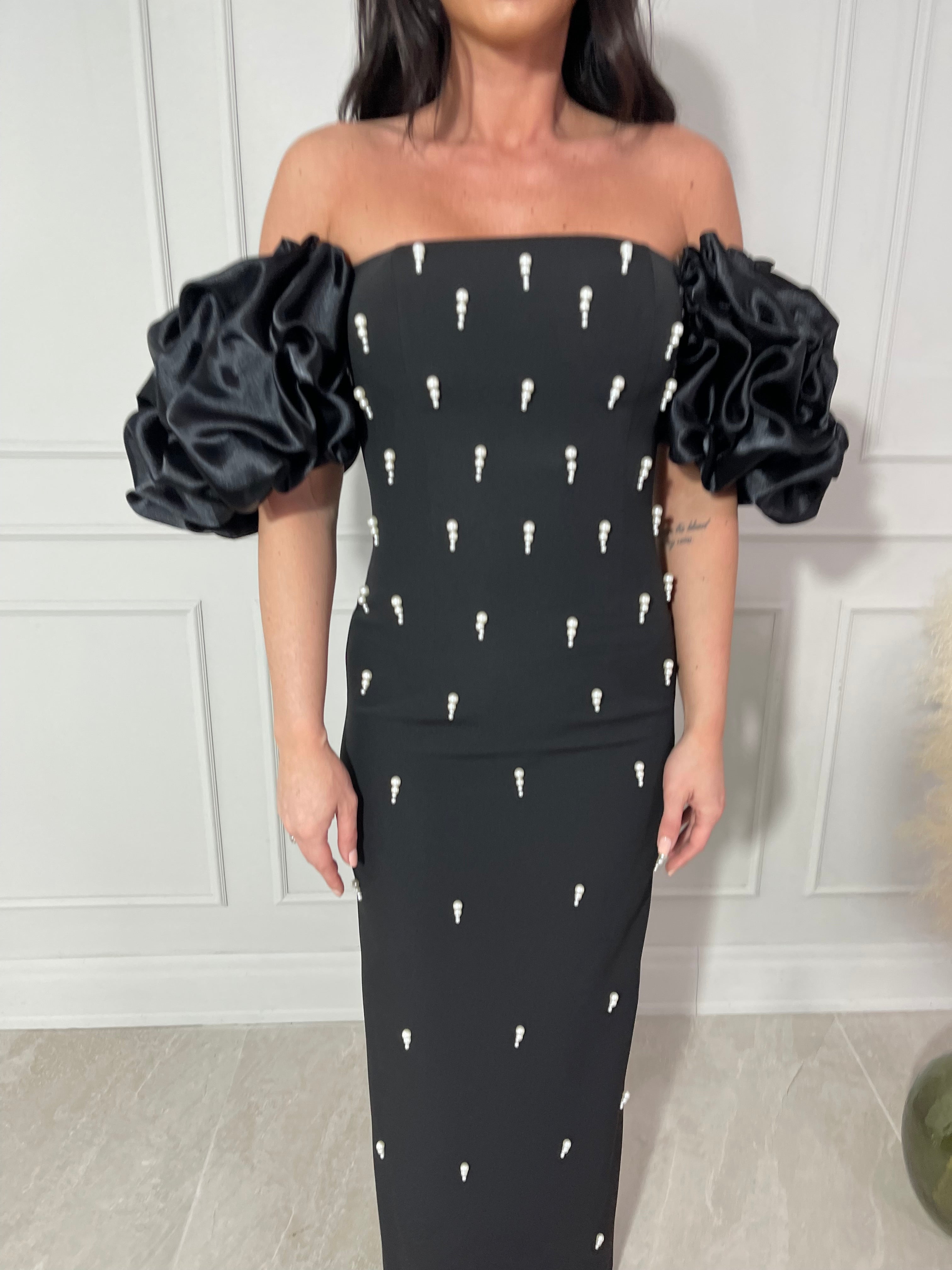 Rochie Kleo midi neagră cu aplicații perle și mâneci bufante