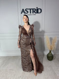 Rochie Scarlett lungă pe corp cu mânecă lungă aplicații sclipici și pietre trenă laterală