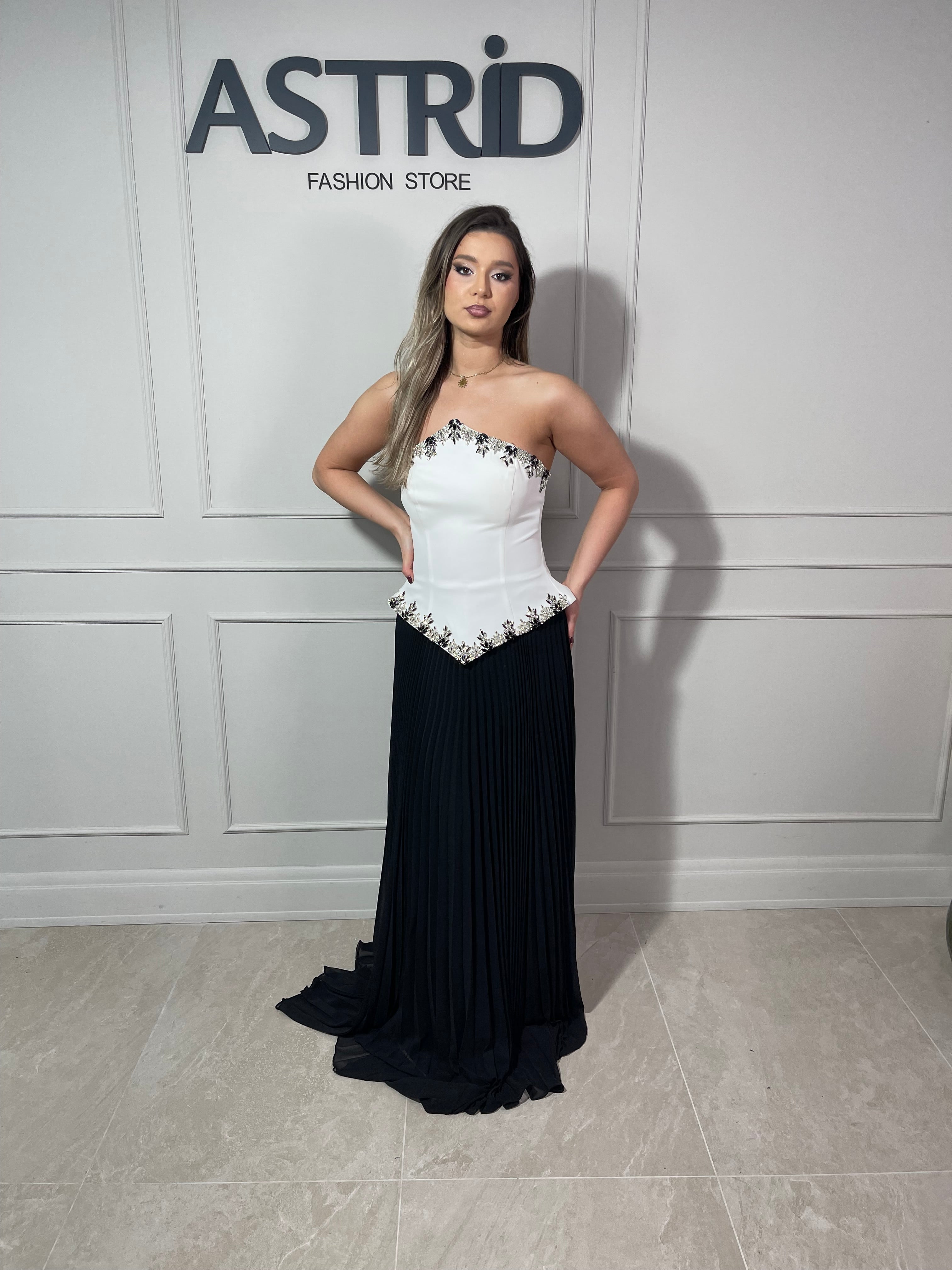 Rochie Carlia lungă plisată în partea de jos și corset alb cu aplicații pietre
