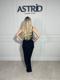 Rochie Ausy pe un umar cu accesoriu auriu in talie si crapatura pe picior